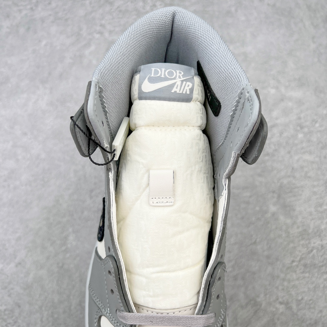图片[5]-＃KZ神版 Dior x Air Jordan AJ1 High OG 迪奥联名白灰高帮 CN8607-002 35周年限量联名鞋款选择了Air Jordan 1 为基底打造 选择白色与深灰色拼接呈现鞋身 鞋侧的Swoosh则以黑色刺绣镶边 并满幅点缀有Dior字母印花 鞋舌整体也压印有Dior字母印花 凸显细节 而最为显眼的设计则出现在外底 醒目的蓝色水晶大底内可以透视出黑色的DIOR与飞翼LOGO 联名的身份得以凸显 尺码：36 36.5 37.5 38 38.5 39 40 40.5 41 42 42.5 43 44 45 46 47.5-选品中心