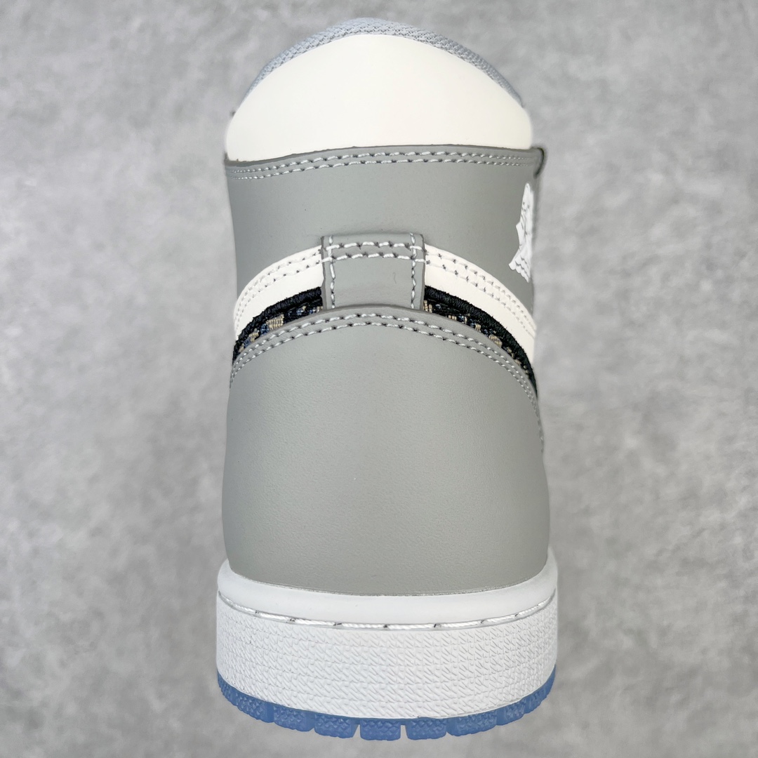 图片[8]-＃KZ神版 Dior x Air Jordan AJ1 High OG 迪奥联名白灰高帮 CN8607-002 35周年限量联名鞋款选择了Air Jordan 1 为基底打造 选择白色与深灰色拼接呈现鞋身 鞋侧的Swoosh则以黑色刺绣镶边 并满幅点缀有Dior字母印花 鞋舌整体也压印有Dior字母印花 凸显细节 而最为显眼的设计则出现在外底 醒目的蓝色水晶大底内可以透视出黑色的DIOR与飞翼LOGO 联名的身份得以凸显 尺码：36 36.5 37.5 38 38.5 39 40 40.5 41 42 42.5 43 44 45 46 47.5-选品中心