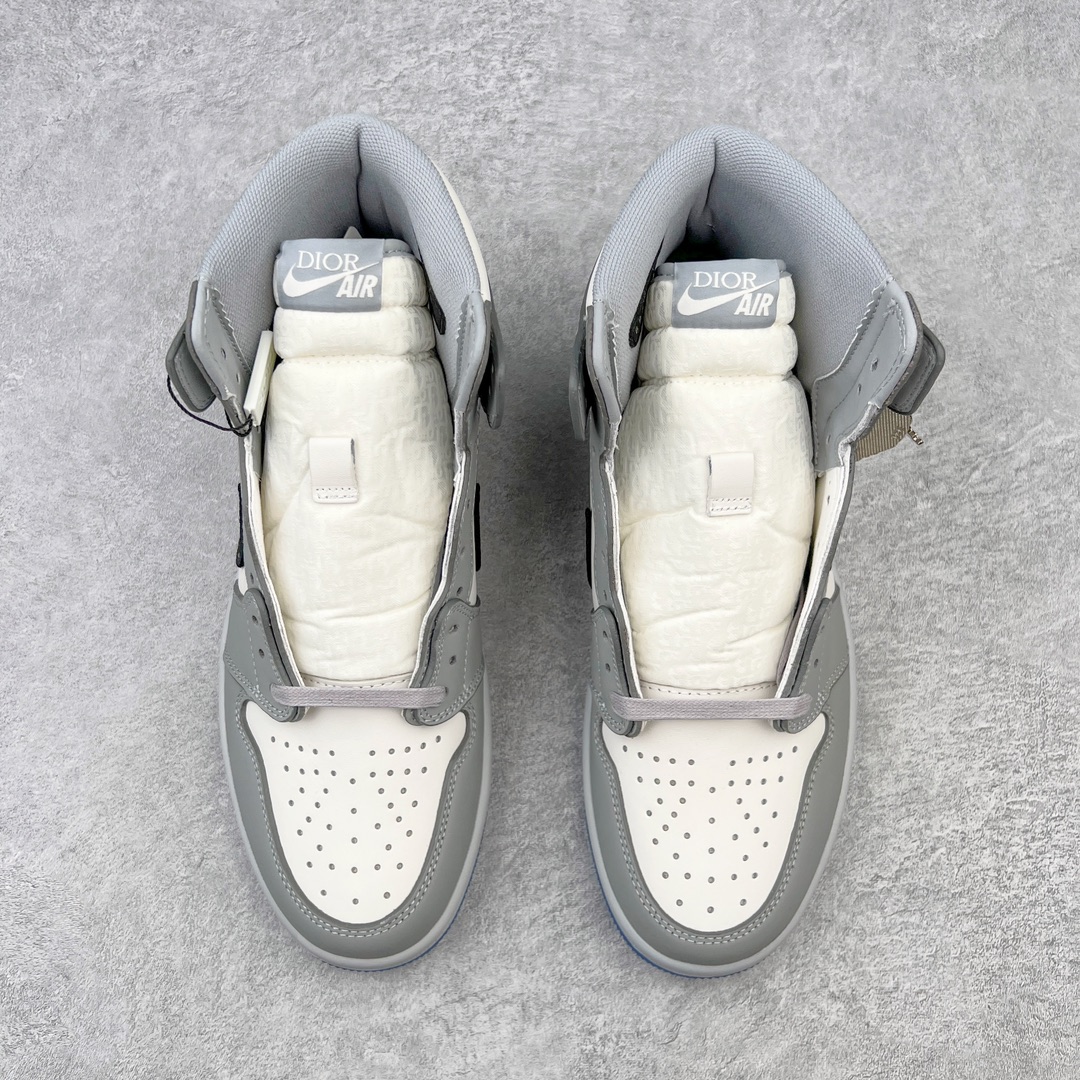 图片[2]-＃KZ神版 Dior x Air Jordan AJ1 High OG 迪奥联名白灰高帮 CN8607-002 35周年限量联名鞋款选择了Air Jordan 1 为基底打造 选择白色与深灰色拼接呈现鞋身 鞋侧的Swoosh则以黑色刺绣镶边 并满幅点缀有Dior字母印花 鞋舌整体也压印有Dior字母印花 凸显细节 而最为显眼的设计则出现在外底 醒目的蓝色水晶大底内可以透视出黑色的DIOR与飞翼LOGO 联名的身份得以凸显 尺码：36 36.5 37.5 38 38.5 39 40 40.5 41 42 42.5 43 44 45 46 47.5-选品中心