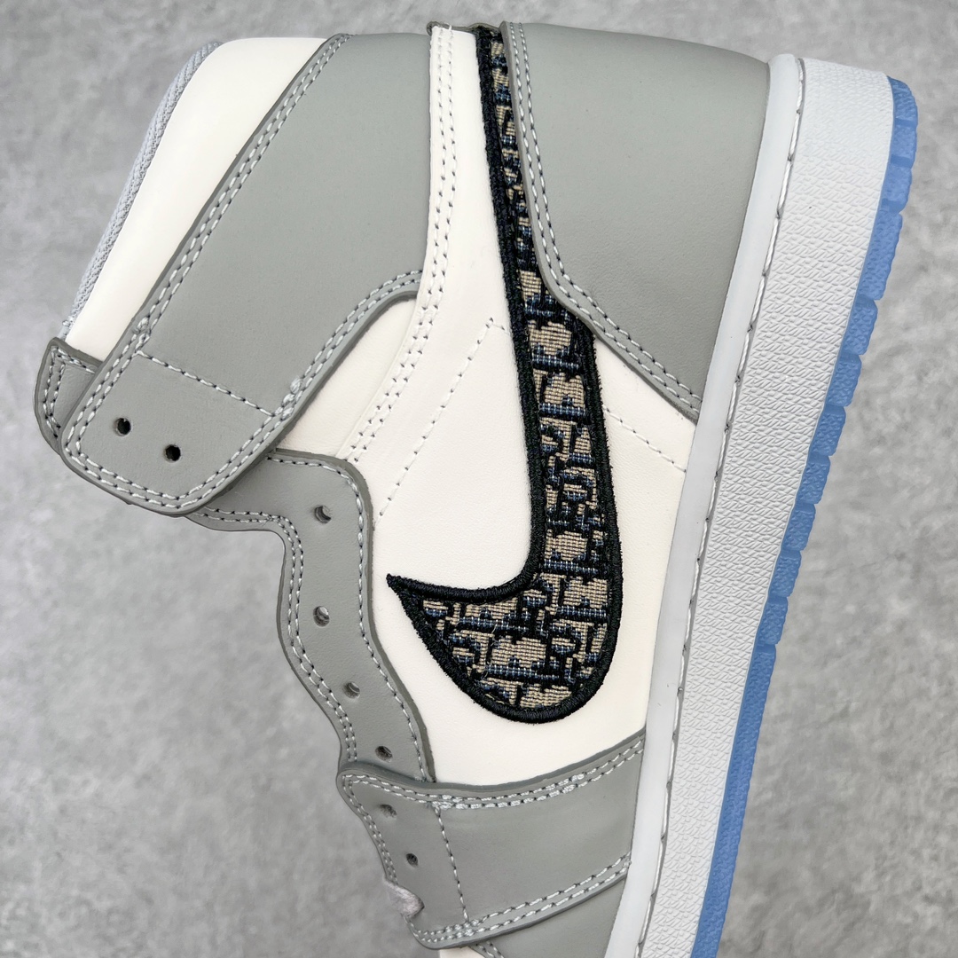 图片[7]-＃KZ神版 Dior x Air Jordan AJ1 High OG 迪奥联名白灰高帮 CN8607-002 35周年限量联名鞋款选择了Air Jordan 1 为基底打造 选择白色与深灰色拼接呈现鞋身 鞋侧的Swoosh则以黑色刺绣镶边 并满幅点缀有Dior字母印花 鞋舌整体也压印有Dior字母印花 凸显细节 而最为显眼的设计则出现在外底 醒目的蓝色水晶大底内可以透视出黑色的DIOR与飞翼LOGO 联名的身份得以凸显 尺码：36 36.5 37.5 38 38.5 39 40 40.5 41 42 42.5 43 44 45 46 47.5-选品中心