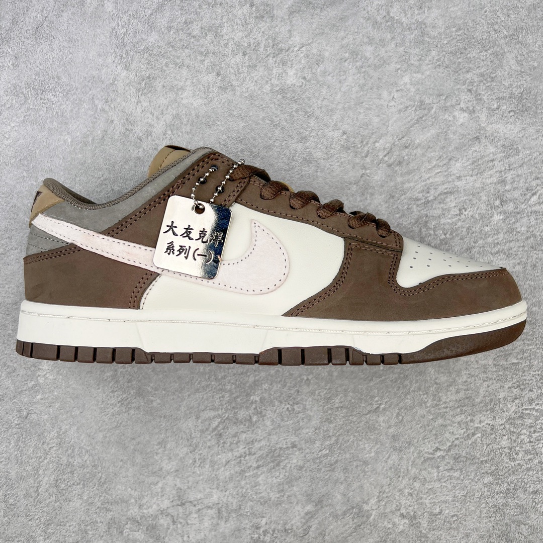 💰200 ＃AW纯原 Otomo Katsuhiro x NK SB Dunk Low \”Steamboy OST\” 大友克洋联名 蒸汽少年系列 配色以角色飞影为基调 浓重的怀旧味道 秋冬专属配色 鞋身整体采用麂皮材质打造 以白色为主色调 在框架以及Swoosh处采用了米白色拼接而成 鞋带、鞋身整体视觉效果十分亮眼 此外鞋舌以及鞋垫则采用了白色打造 鞋垫上的NK标签采用酒红色点缀 鞋底则采用白色中底搭配棕色外底呈现 为整个设计收尾 SIZE：36 36.5 37.5 38 38.5 39 40 40.5 41 42 42.5 43 44 44.5 45 46 47.5 编码：by2936070-运动鞋