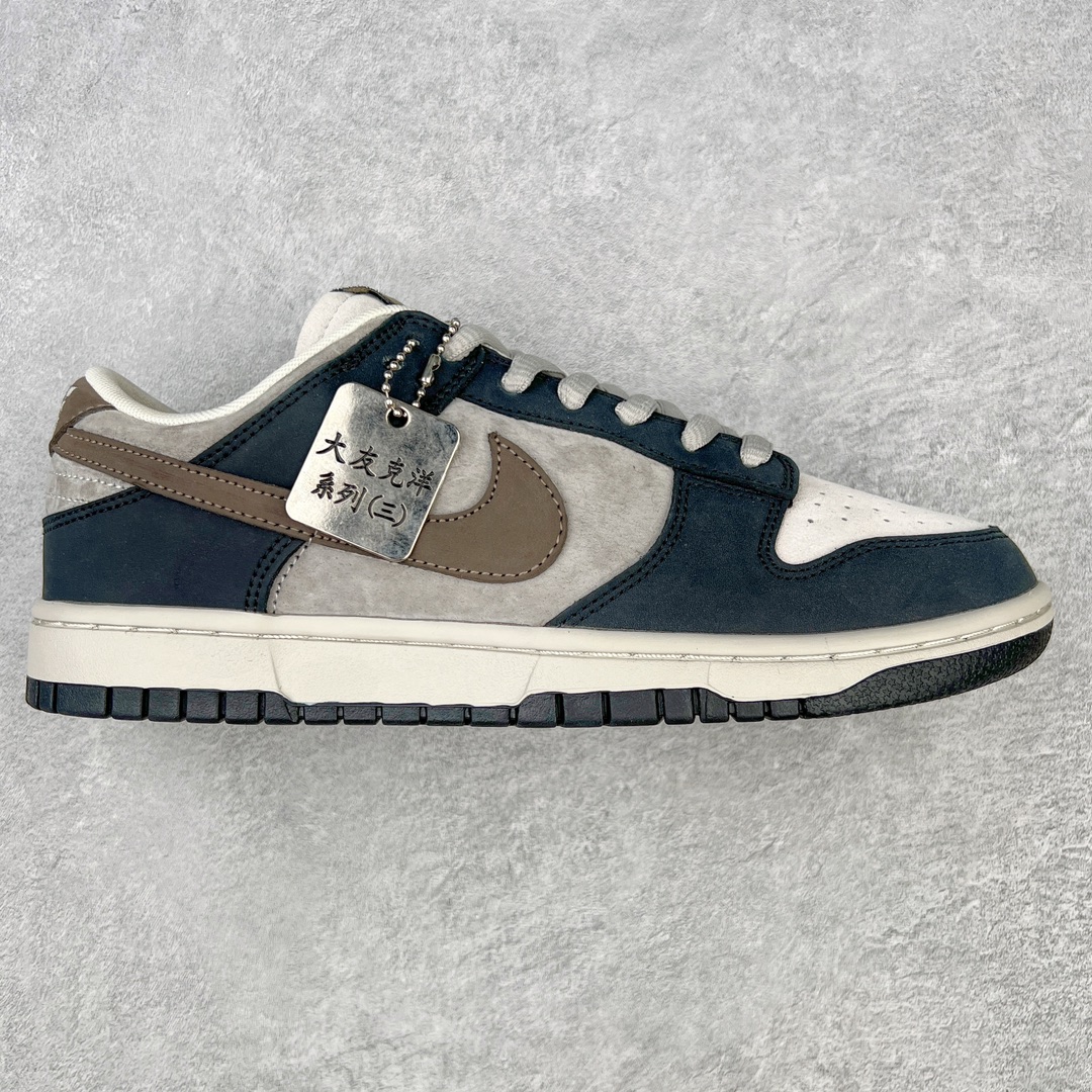 💰200 ＃AW纯原 Otomo Katsuhiro x NK SB Dunk Low \”Steamboy OST\” 大友克洋联名 蒸汽少年系列 配色以角色飞影为基调 浓重的怀旧味道 秋冬专属配色 鞋身整体采用麂皮材质打造 以白色为主色调 在框架以及Swoosh处采用了米白色拼接而成 鞋带、鞋身整体视觉效果十分亮眼 此外鞋舌以及鞋垫则采用了白色打造 鞋垫上的NK标签采用酒红色点缀 鞋底则采用白色中底搭配棕色外底呈现 为整个设计收尾 SIZE：36 36.5 37.5 38 38.5 39 40 40.5 41 42 42.5 43 44 44.5 45 46 47.5 编码：by2936070-运动鞋