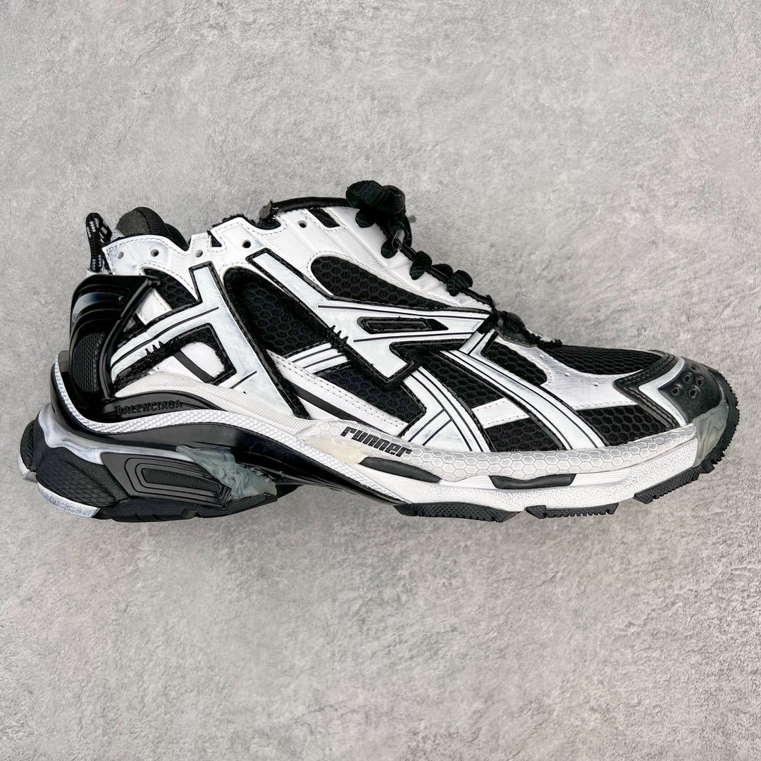 ＃XA BALENCIAGA Runner Sneaker 巴黎世家七代慢跑系列低帮复古野跑潮流运动鞋老爹鞋 尼龙和网布材质 磨损效果 鞋头边缘印有尺码 背面浮印尺码 外侧印有跑者徽标 鞋舌刺绣 Balenciaga 品牌标识 鞋跟背面 Balenciaga品牌标识 材质采用65%聚氨酯、35%聚酯纤维 全新 Runner 鞋型轮廓借鉴于 2000 年初的复古线条 搭载大网眼面料制成鞋面基础 由粉色、白色尼龍与橡胶质地覆盖鞋面诠释线条感 当中透过几道手缝线与折损痕更是精准的掌握历经时间淬炼的破旧痕迹 延续其手法至鞋领、鞋跟、鞋带、中底等部分均饰有破损及脏污之貌 尤其是鞋领处与鞋带孔眼条更是采用不规则做旧技术将内容物泡棉随机露出 尺码：35 36 37 38 39 40 41 42 43 44 45 46-选品中心
