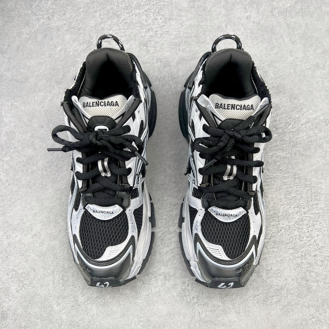 图片[2]-＃XA BALENCIAGA Runner Sneaker 巴黎世家七代慢跑系列低帮复古野跑潮流运动鞋老爹鞋 尼龙和网布材质 磨损效果 鞋头边缘印有尺码 背面浮印尺码 外侧印有跑者徽标 鞋舌刺绣 Balenciaga 品牌标识 鞋跟背面 Balenciaga品牌标识 材质采用65%聚氨酯、35%聚酯纤维 全新 Runner 鞋型轮廓借鉴于 2000 年初的复古线条 搭载大网眼面料制成鞋面基础 由粉色、白色尼龍与橡胶质地覆盖鞋面诠释线条感 当中透过几道手缝线与折损痕更是精准的掌握历经时间淬炼的破旧痕迹 延续其手法至鞋领、鞋跟、鞋带、中底等部分均饰有破损及脏污之貌 尤其是鞋领处与鞋带孔眼条更是采用不规则做旧技术将内容物泡棉随机露出 尺码：35 36 37 38 39 40 41 42 43 44 45 46-选品中心