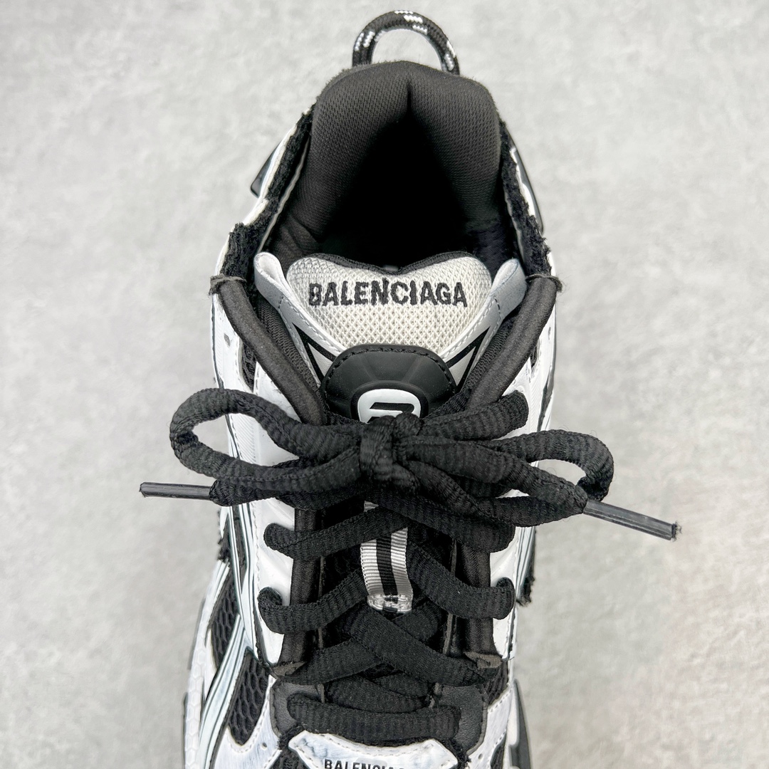 图片[5]-＃XA BALENCIAGA Runner Sneaker 巴黎世家七代慢跑系列低帮复古野跑潮流运动鞋老爹鞋 尼龙和网布材质 磨损效果 鞋头边缘印有尺码 背面浮印尺码 外侧印有跑者徽标 鞋舌刺绣 Balenciaga 品牌标识 鞋跟背面 Balenciaga品牌标识 材质采用65%聚氨酯、35%聚酯纤维 全新 Runner 鞋型轮廓借鉴于 2000 年初的复古线条 搭载大网眼面料制成鞋面基础 由粉色、白色尼龍与橡胶质地覆盖鞋面诠释线条感 当中透过几道手缝线与折损痕更是精准的掌握历经时间淬炼的破旧痕迹 延续其手法至鞋领、鞋跟、鞋带、中底等部分均饰有破损及脏污之貌 尤其是鞋领处与鞋带孔眼条更是采用不规则做旧技术将内容物泡棉随机露出 尺码：35 36 37 38 39 40 41 42 43 44 45 46-选品中心