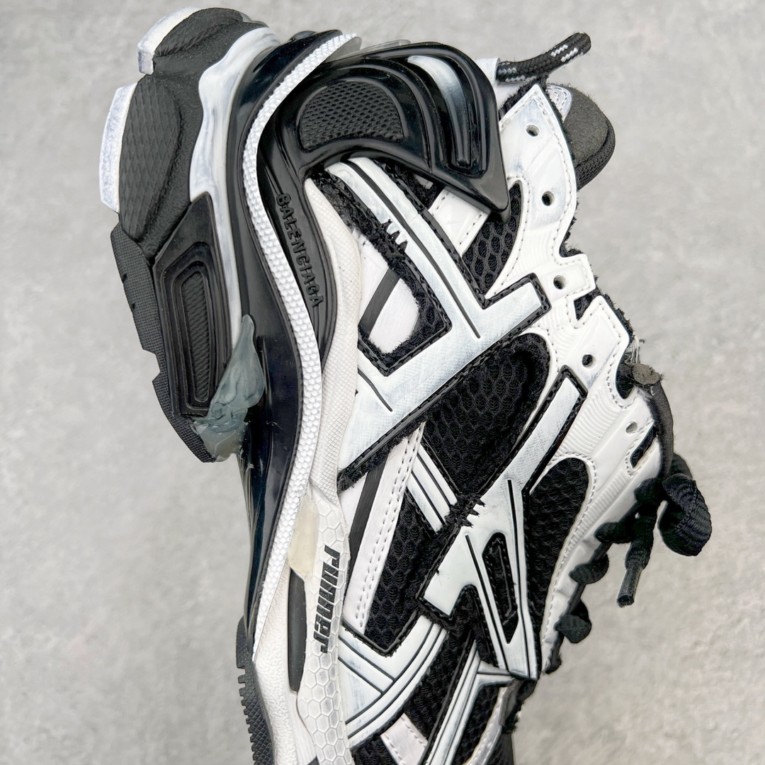 图片[6]-＃XA BALENCIAGA Runner Sneaker 巴黎世家七代慢跑系列低帮复古野跑潮流运动鞋老爹鞋 尼龙和网布材质 磨损效果 鞋头边缘印有尺码 背面浮印尺码 外侧印有跑者徽标 鞋舌刺绣 Balenciaga 品牌标识 鞋跟背面 Balenciaga品牌标识 材质采用65%聚氨酯、35%聚酯纤维 全新 Runner 鞋型轮廓借鉴于 2000 年初的复古线条 搭载大网眼面料制成鞋面基础 由粉色、白色尼龍与橡胶质地覆盖鞋面诠释线条感 当中透过几道手缝线与折损痕更是精准的掌握历经时间淬炼的破旧痕迹 延续其手法至鞋领、鞋跟、鞋带、中底等部分均饰有破损及脏污之貌 尤其是鞋领处与鞋带孔眼条更是采用不规则做旧技术将内容物泡棉随机露出 尺码：35 36 37 38 39 40 41 42 43 44 45 46-选品中心