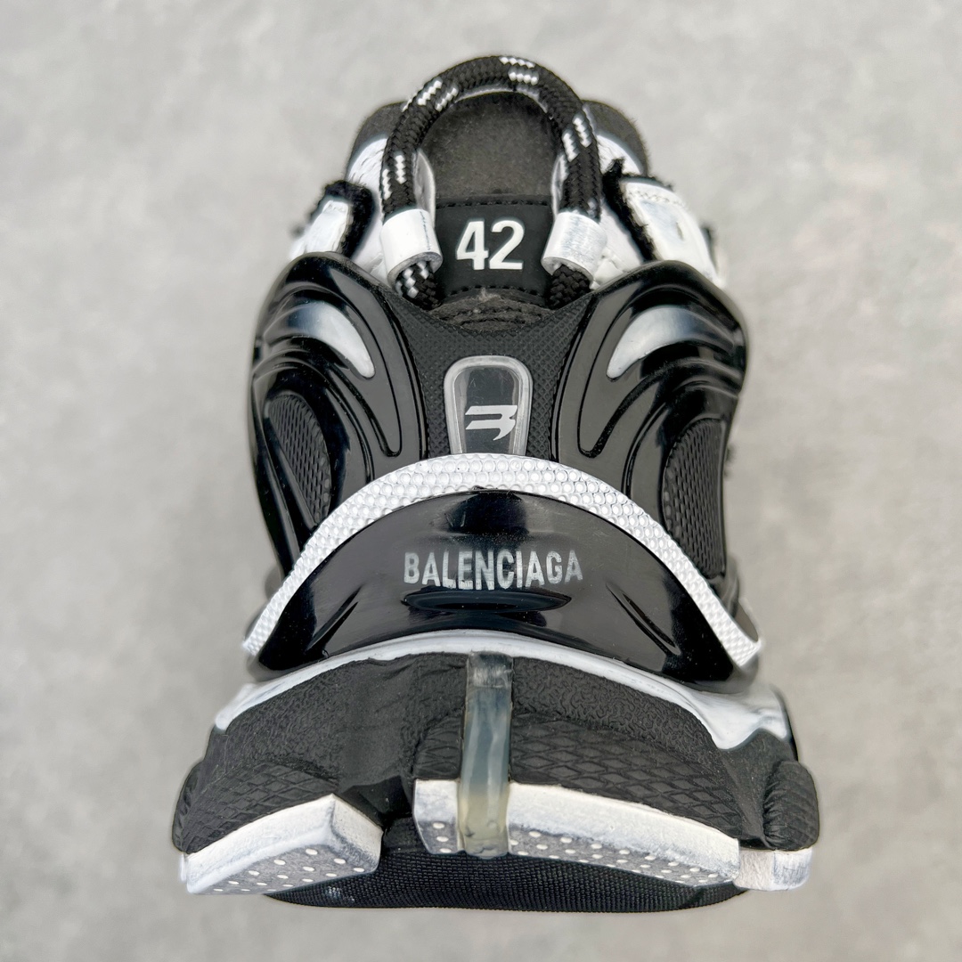 图片[8]-＃XA BALENCIAGA Runner Sneaker 巴黎世家七代慢跑系列低帮复古野跑潮流运动鞋老爹鞋 尼龙和网布材质 磨损效果 鞋头边缘印有尺码 背面浮印尺码 外侧印有跑者徽标 鞋舌刺绣 Balenciaga 品牌标识 鞋跟背面 Balenciaga品牌标识 材质采用65%聚氨酯、35%聚酯纤维 全新 Runner 鞋型轮廓借鉴于 2000 年初的复古线条 搭载大网眼面料制成鞋面基础 由粉色、白色尼龍与橡胶质地覆盖鞋面诠释线条感 当中透过几道手缝线与折损痕更是精准的掌握历经时间淬炼的破旧痕迹 延续其手法至鞋领、鞋跟、鞋带、中底等部分均饰有破损及脏污之貌 尤其是鞋领处与鞋带孔眼条更是采用不规则做旧技术将内容物泡棉随机露出 尺码：35 36 37 38 39 40 41 42 43 44 45 46-选品中心