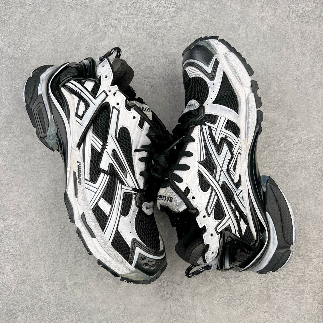 图片[3]-＃XA BALENCIAGA Runner Sneaker 巴黎世家七代慢跑系列低帮复古野跑潮流运动鞋老爹鞋 尼龙和网布材质 磨损效果 鞋头边缘印有尺码 背面浮印尺码 外侧印有跑者徽标 鞋舌刺绣 Balenciaga 品牌标识 鞋跟背面 Balenciaga品牌标识 材质采用65%聚氨酯、35%聚酯纤维 全新 Runner 鞋型轮廓借鉴于 2000 年初的复古线条 搭载大网眼面料制成鞋面基础 由粉色、白色尼龍与橡胶质地覆盖鞋面诠释线条感 当中透过几道手缝线与折损痕更是精准的掌握历经时间淬炼的破旧痕迹 延续其手法至鞋领、鞋跟、鞋带、中底等部分均饰有破损及脏污之貌 尤其是鞋领处与鞋带孔眼条更是采用不规则做旧技术将内容物泡棉随机露出 尺码：35 36 37 38 39 40 41 42 43 44 45 46-选品中心