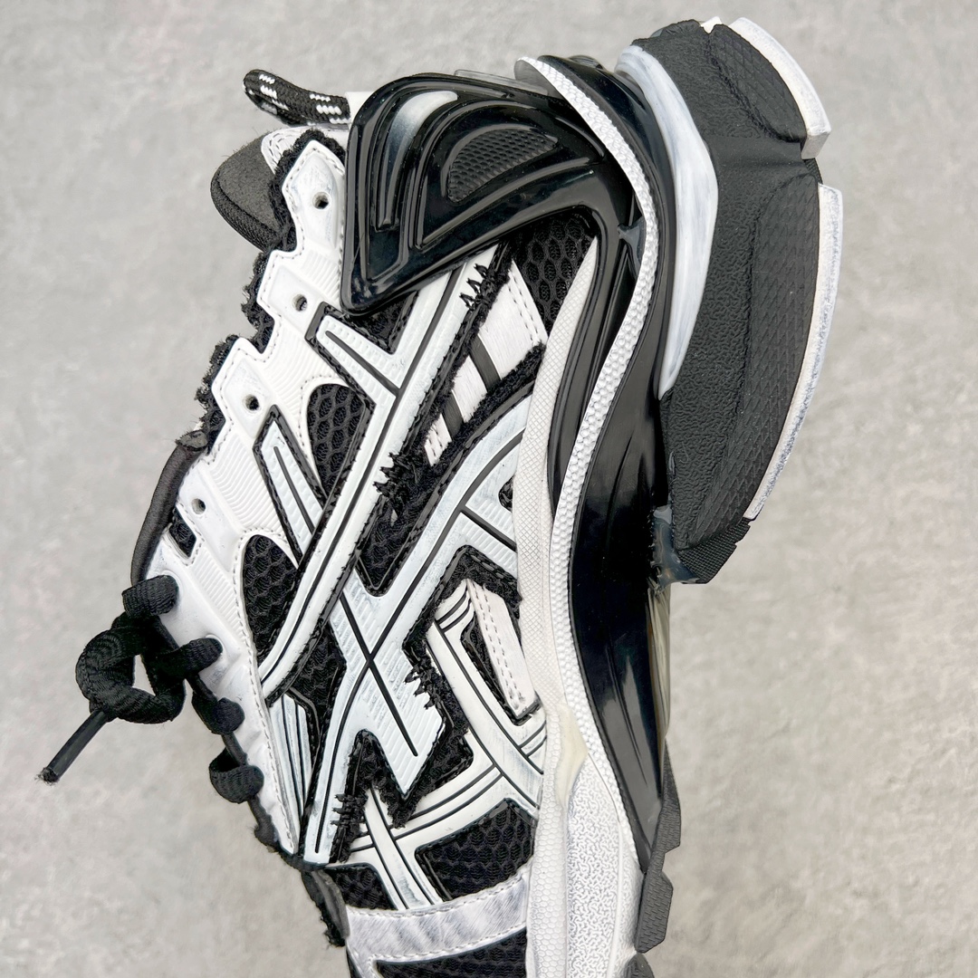 图片[7]-＃XA BALENCIAGA Runner Sneaker 巴黎世家七代慢跑系列低帮复古野跑潮流运动鞋老爹鞋 尼龙和网布材质 磨损效果 鞋头边缘印有尺码 背面浮印尺码 外侧印有跑者徽标 鞋舌刺绣 Balenciaga 品牌标识 鞋跟背面 Balenciaga品牌标识 材质采用65%聚氨酯、35%聚酯纤维 全新 Runner 鞋型轮廓借鉴于 2000 年初的复古线条 搭载大网眼面料制成鞋面基础 由粉色、白色尼龍与橡胶质地覆盖鞋面诠释线条感 当中透过几道手缝线与折损痕更是精准的掌握历经时间淬炼的破旧痕迹 延续其手法至鞋领、鞋跟、鞋带、中底等部分均饰有破损及脏污之貌 尤其是鞋领处与鞋带孔眼条更是采用不规则做旧技术将内容物泡棉随机露出 尺码：35 36 37 38 39 40 41 42 43 44 45 46-选品中心