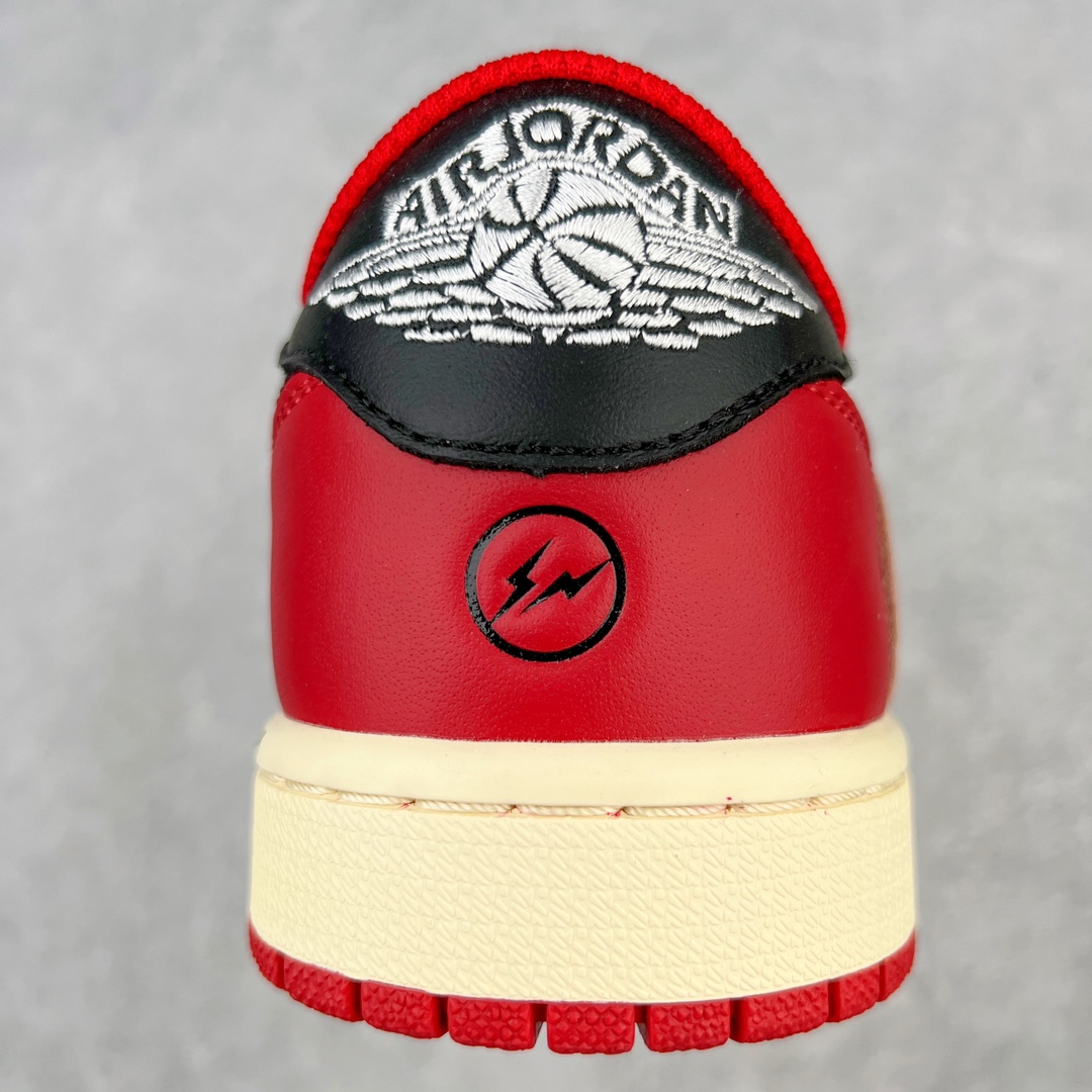 图片[8]-＃KZ神版莞产 Travis Scott x Fragment x Air Jordan AJ1 Low OG SP 三方联名闪电倒钩黑白红低帮 DM7866-166 全系列配色 外贸特供批次 新配色不断更新开发 市场中端王者 全套原纸板楦头开发 确保原汁原味 完美呈现一代版型 一比一鞋头弧度高度鞋身弧度 此版本只针对中端市场 细节品控鞋型随意秒杀市面同价位 鞋型完美 不臃肿别扭 头层皮料加持 用料绝不含糊 进口玻璃冲刀皮料裁剪零毛边 电脑针车工艺 超高鞋面清洁度 最高QC检验标准 控制溢胶瑕疵 原盒原配 飞翼3D高频深度立体 工艺方面大到整体鞋型 漏斗收腰 底线拉帮 LOGO立体程度 小到针眼排布 载片对称 冲孔效果 鞋标规范 鞋垫背胶等等 无一不是口碑收割 每双都是一个回头客 尺码：36 36.5 37.5 38 38.5 39 40 40.5 41 42 42.5 43 44 44.5 45 46 47.5-选品中心