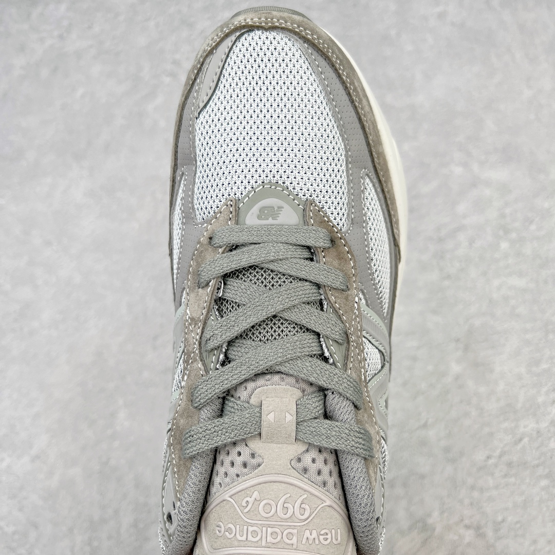 图片[4]-＃K版纯原 WTAPS x New Balance M990WT6 新百伦NB990V6第六代总统复古慢跑鞋 联名深灰 这是一双极具现代感设计的复古跑鞋 990v6 鞋面大部分面积依旧采用麂皮和织物材质覆盖 从各种细节上看也还是有点 990v5 的影子 但相比 990v5 990v6 鞋面各种材质的拼接会更加复杂 这次 990v6 最大的改变相信大家应该也发现了 就是看上去貌似比 990v4 和 990v5 两代鞋款加起来还要厚的鞋底 其实这是 New Balance 首次采用的三重缓震组合鞋底 除了之前就有的 ABZORB 缓震科技和 ENCAP 中底 这次新加入了 FuelCell 缓震科技 看来舒适度和增高度 都要更上一层楼呀 990v6 的侧标 Logo 设计少见地没有印在绒面皮革上 而是置于网眼面料以及横跨鞋身的皮革织带之上 同时鞋舌上的标签设计并没有延用此前 990v4 和 990v5 采用的样式设计 而是采用了一种新的类似于三角徽章的设计 所以对于鞋款上的更新变化 既有延续经典的设计 也有创新性的改变 尺码：36 37 37.5 38 38.5 39 40 40.5 41.5 42 42.5 43 44 44.5 45-选品中心