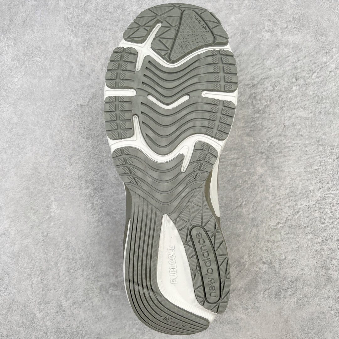 图片[9]-＃K版纯原 WTAPS x New Balance M990WT6 新百伦NB990V6第六代总统复古慢跑鞋 联名深灰 这是一双极具现代感设计的复古跑鞋 990v6 鞋面大部分面积依旧采用麂皮和织物材质覆盖 从各种细节上看也还是有点 990v5 的影子 但相比 990v5 990v6 鞋面各种材质的拼接会更加复杂 这次 990v6 最大的改变相信大家应该也发现了 就是看上去貌似比 990v4 和 990v5 两代鞋款加起来还要厚的鞋底 其实这是 New Balance 首次采用的三重缓震组合鞋底 除了之前就有的 ABZORB 缓震科技和 ENCAP 中底 这次新加入了 FuelCell 缓震科技 看来舒适度和增高度 都要更上一层楼呀 990v6 的侧标 Logo 设计少见地没有印在绒面皮革上 而是置于网眼面料以及横跨鞋身的皮革织带之上 同时鞋舌上的标签设计并没有延用此前 990v4 和 990v5 采用的样式设计 而是采用了一种新的类似于三角徽章的设计 所以对于鞋款上的更新变化 既有延续经典的设计 也有创新性的改变 尺码：36 37 37.5 38 38.5 39 40 40.5 41.5 42 42.5 43 44 44.5 45-选品中心