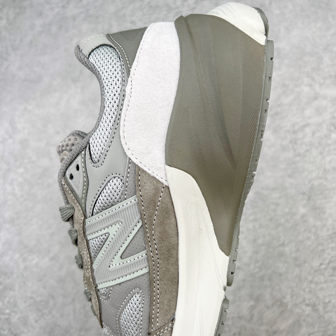 图片[7]-＃K版纯原 WTAPS x New Balance M990WT6 新百伦NB990V6第六代总统复古慢跑鞋 联名深灰 这是一双极具现代感设计的复古跑鞋 990v6 鞋面大部分面积依旧采用麂皮和织物材质覆盖 从各种细节上看也还是有点 990v5 的影子 但相比 990v5 990v6 鞋面各种材质的拼接会更加复杂 这次 990v6 最大的改变相信大家应该也发现了 就是看上去貌似比 990v4 和 990v5 两代鞋款加起来还要厚的鞋底 其实这是 New Balance 首次采用的三重缓震组合鞋底 除了之前就有的 ABZORB 缓震科技和 ENCAP 中底 这次新加入了 FuelCell 缓震科技 看来舒适度和增高度 都要更上一层楼呀 990v6 的侧标 Logo 设计少见地没有印在绒面皮革上 而是置于网眼面料以及横跨鞋身的皮革织带之上 同时鞋舌上的标签设计并没有延用此前 990v4 和 990v5 采用的样式设计 而是采用了一种新的类似于三角徽章的设计 所以对于鞋款上的更新变化 既有延续经典的设计 也有创新性的改变 尺码：36 37 37.5 38 38.5 39 40 40.5 41.5 42 42.5 43 44 44.5 45-选品中心