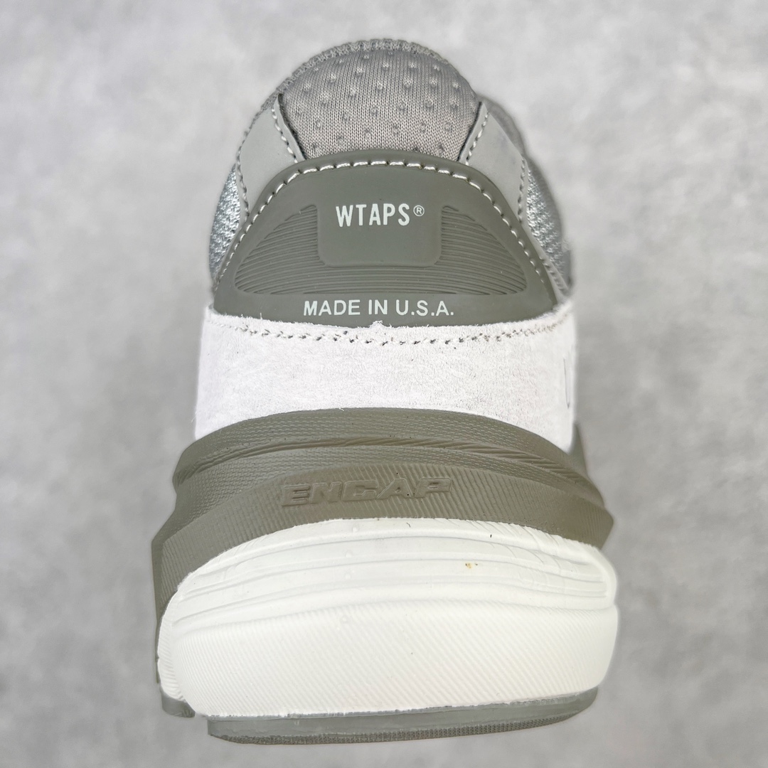 图片[8]-＃K版纯原 WTAPS x New Balance M990WT6 新百伦NB990V6第六代总统复古慢跑鞋 联名深灰 这是一双极具现代感设计的复古跑鞋 990v6 鞋面大部分面积依旧采用麂皮和织物材质覆盖 从各种细节上看也还是有点 990v5 的影子 但相比 990v5 990v6 鞋面各种材质的拼接会更加复杂 这次 990v6 最大的改变相信大家应该也发现了 就是看上去貌似比 990v4 和 990v5 两代鞋款加起来还要厚的鞋底 其实这是 New Balance 首次采用的三重缓震组合鞋底 除了之前就有的 ABZORB 缓震科技和 ENCAP 中底 这次新加入了 FuelCell 缓震科技 看来舒适度和增高度 都要更上一层楼呀 990v6 的侧标 Logo 设计少见地没有印在绒面皮革上 而是置于网眼面料以及横跨鞋身的皮革织带之上 同时鞋舌上的标签设计并没有延用此前 990v4 和 990v5 采用的样式设计 而是采用了一种新的类似于三角徽章的设计 所以对于鞋款上的更新变化 既有延续经典的设计 也有创新性的改变 尺码：36 37 37.5 38 38.5 39 40 40.5 41.5 42 42.5 43 44 44.5 45-选品中心