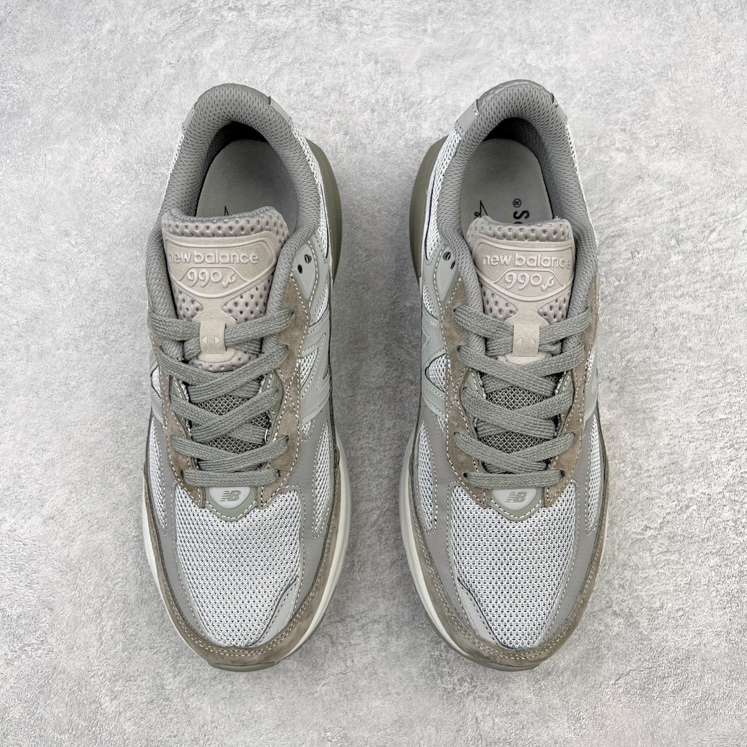 图片[2]-＃K版纯原 WTAPS x New Balance M990WT6 新百伦NB990V6第六代总统复古慢跑鞋 联名深灰 这是一双极具现代感设计的复古跑鞋 990v6 鞋面大部分面积依旧采用麂皮和织物材质覆盖 从各种细节上看也还是有点 990v5 的影子 但相比 990v5 990v6 鞋面各种材质的拼接会更加复杂 这次 990v6 最大的改变相信大家应该也发现了 就是看上去貌似比 990v4 和 990v5 两代鞋款加起来还要厚的鞋底 其实这是 New Balance 首次采用的三重缓震组合鞋底 除了之前就有的 ABZORB 缓震科技和 ENCAP 中底 这次新加入了 FuelCell 缓震科技 看来舒适度和增高度 都要更上一层楼呀 990v6 的侧标 Logo 设计少见地没有印在绒面皮革上 而是置于网眼面料以及横跨鞋身的皮革织带之上 同时鞋舌上的标签设计并没有延用此前 990v4 和 990v5 采用的样式设计 而是采用了一种新的类似于三角徽章的设计 所以对于鞋款上的更新变化 既有延续经典的设计 也有创新性的改变 尺码：36 37 37.5 38 38.5 39 40 40.5 41.5 42 42.5 43 44 44.5 45-选品中心