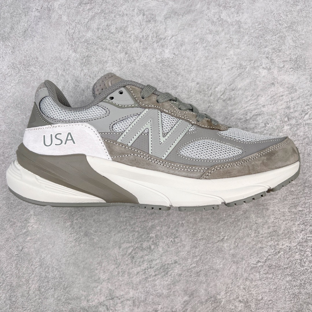 ＃K版纯原 WTAPS x New Balance M990WT6 新百伦NB990V6第六代总统复古慢跑鞋 联名深灰 这是一双极具现代感设计的复古跑鞋 990v6 鞋面大部分面积依旧采用麂皮和织物材质覆盖 从各种细节上看也还是有点 990v5 的影子 但相比 990v5 990v6 鞋面各种材质的拼接会更加复杂 这次 990v6 最大的改变相信大家应该也发现了 就是看上去貌似比 990v4 和 990v5 两代鞋款加起来还要厚的鞋底 其实这是 New Balance 首次采用的三重缓震组合鞋底 除了之前就有的 ABZORB 缓震科技和 ENCAP 中底 这次新加入了 FuelCell 缓震科技 看来舒适度和增高度 都要更上一层楼呀 990v6 的侧标 Logo 设计少见地没有印在绒面皮革上 而是置于网眼面料以及横跨鞋身的皮革织带之上 同时鞋舌上的标签设计并没有延用此前 990v4 和 990v5 采用的样式设计 而是采用了一种新的类似于三角徽章的设计 所以对于鞋款上的更新变化 既有延续经典的设计 也有创新性的改变 尺码：36 37 37.5 38 38.5 39 40 40.5 41.5 42 42.5 43 44 44.5 45-选品中心