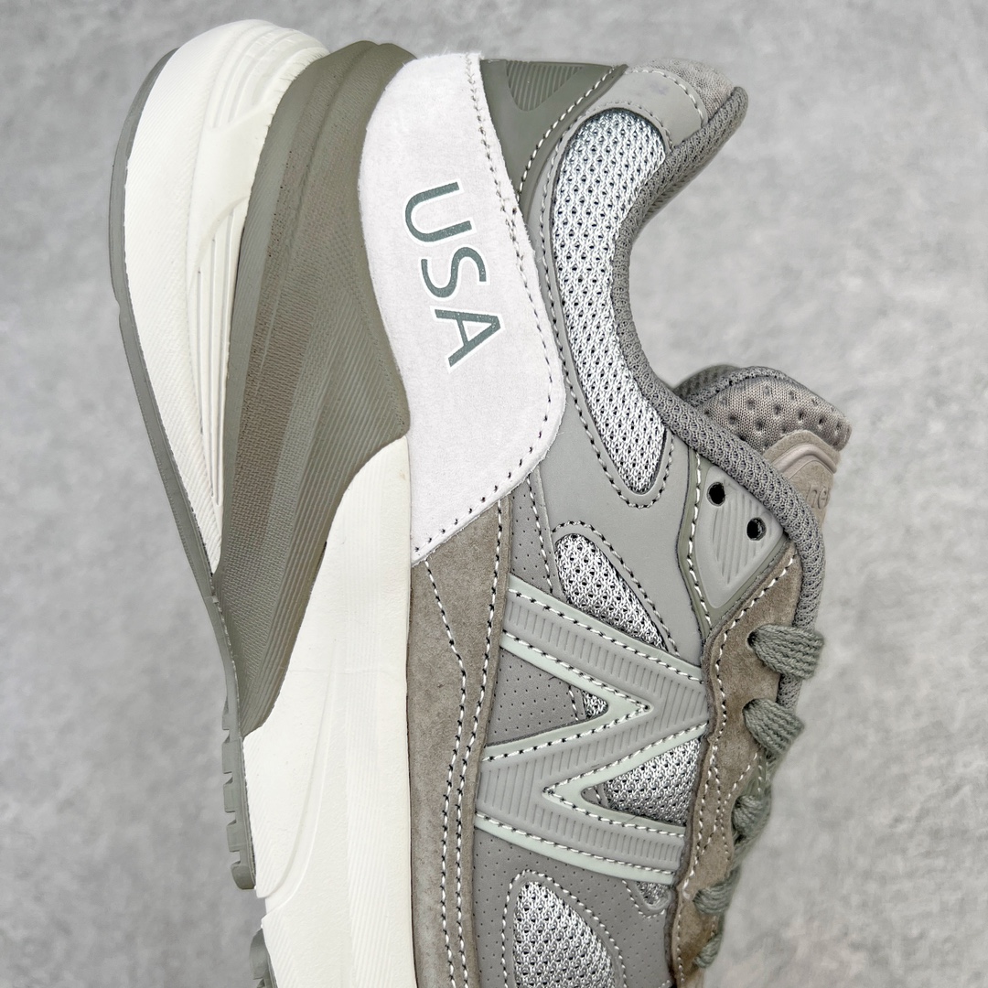 图片[6]-＃K版纯原 WTAPS x New Balance M990WT6 新百伦NB990V6第六代总统复古慢跑鞋 联名深灰 这是一双极具现代感设计的复古跑鞋 990v6 鞋面大部分面积依旧采用麂皮和织物材质覆盖 从各种细节上看也还是有点 990v5 的影子 但相比 990v5 990v6 鞋面各种材质的拼接会更加复杂 这次 990v6 最大的改变相信大家应该也发现了 就是看上去貌似比 990v4 和 990v5 两代鞋款加起来还要厚的鞋底 其实这是 New Balance 首次采用的三重缓震组合鞋底 除了之前就有的 ABZORB 缓震科技和 ENCAP 中底 这次新加入了 FuelCell 缓震科技 看来舒适度和增高度 都要更上一层楼呀 990v6 的侧标 Logo 设计少见地没有印在绒面皮革上 而是置于网眼面料以及横跨鞋身的皮革织带之上 同时鞋舌上的标签设计并没有延用此前 990v4 和 990v5 采用的样式设计 而是采用了一种新的类似于三角徽章的设计 所以对于鞋款上的更新变化 既有延续经典的设计 也有创新性的改变 尺码：36 37 37.5 38 38.5 39 40 40.5 41.5 42 42.5 43 44 44.5 45-选品中心