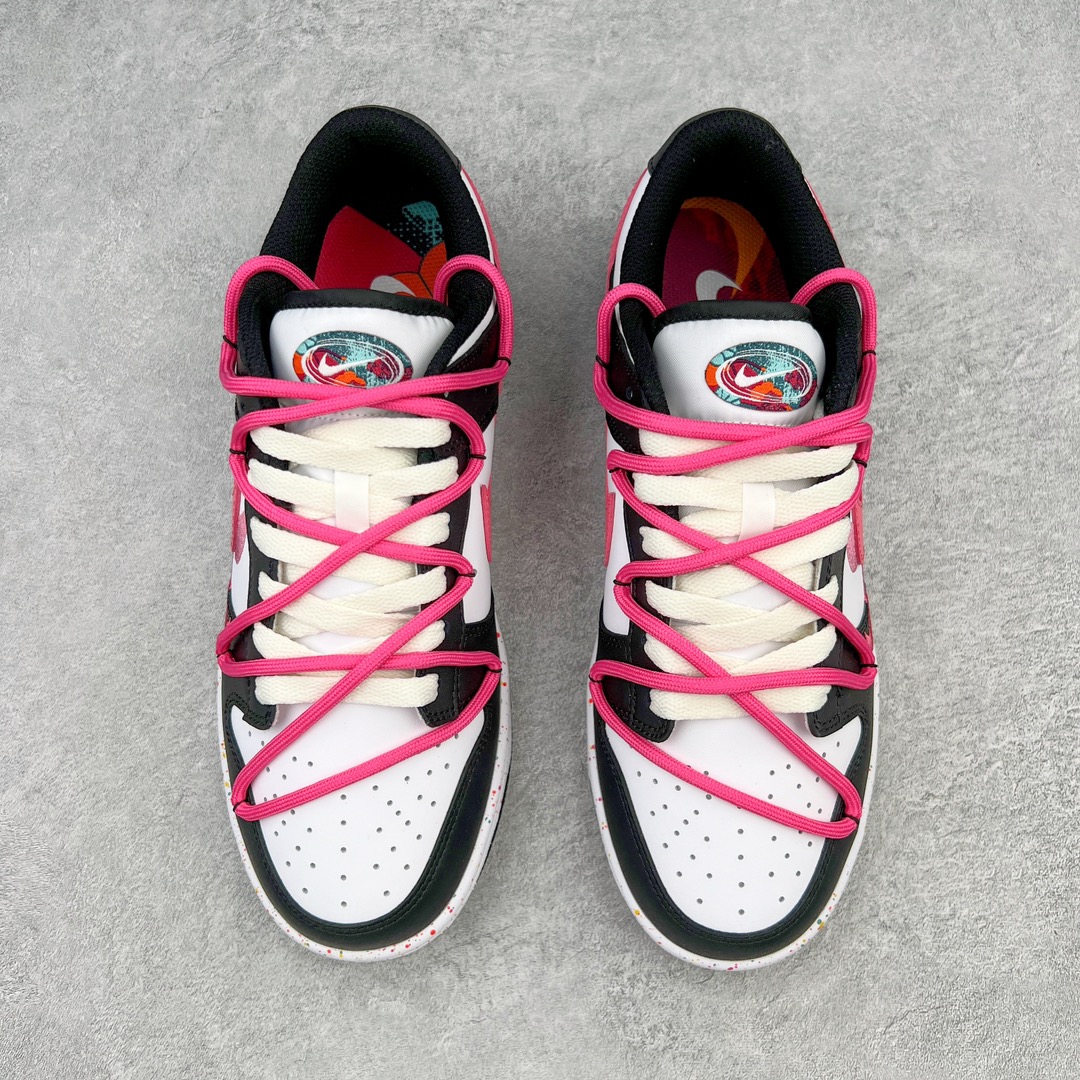 图片[2]-零售💰190 ＃YC纯原福利‼NK SB Dunk Low 解构活力三钩黑白粉 FD4623-131 定制系列天花板 无原鞋不开发 全系列得物原鞋一比一校对开发 配色持续更新中 终端对接 优势输出 全套原厂楦头原纸板数据档案倾力打造 原汁原味莞产 极致还原 圈内最强针车工艺 高端零售指定版 广东原厂配套原盒原标 鞋盒分三个尺码段 原厂冲刀 超高清洁度 全鞋零毛边皮料切割 采用原厂百宏鞋带以及原厂百宏织唛舌标 内标可供原厂几率过验 进口原装条纹中底布 四线拉帮白色点胶 原厂拉帮手法遵循公司 原厂电绣 极致还原 SIZE：35.5 36 36.5 37.5 38 38.5 39 40 40.5 41 42 42.5 43 44 44.5 45 46 编码：by1936090-运动鞋