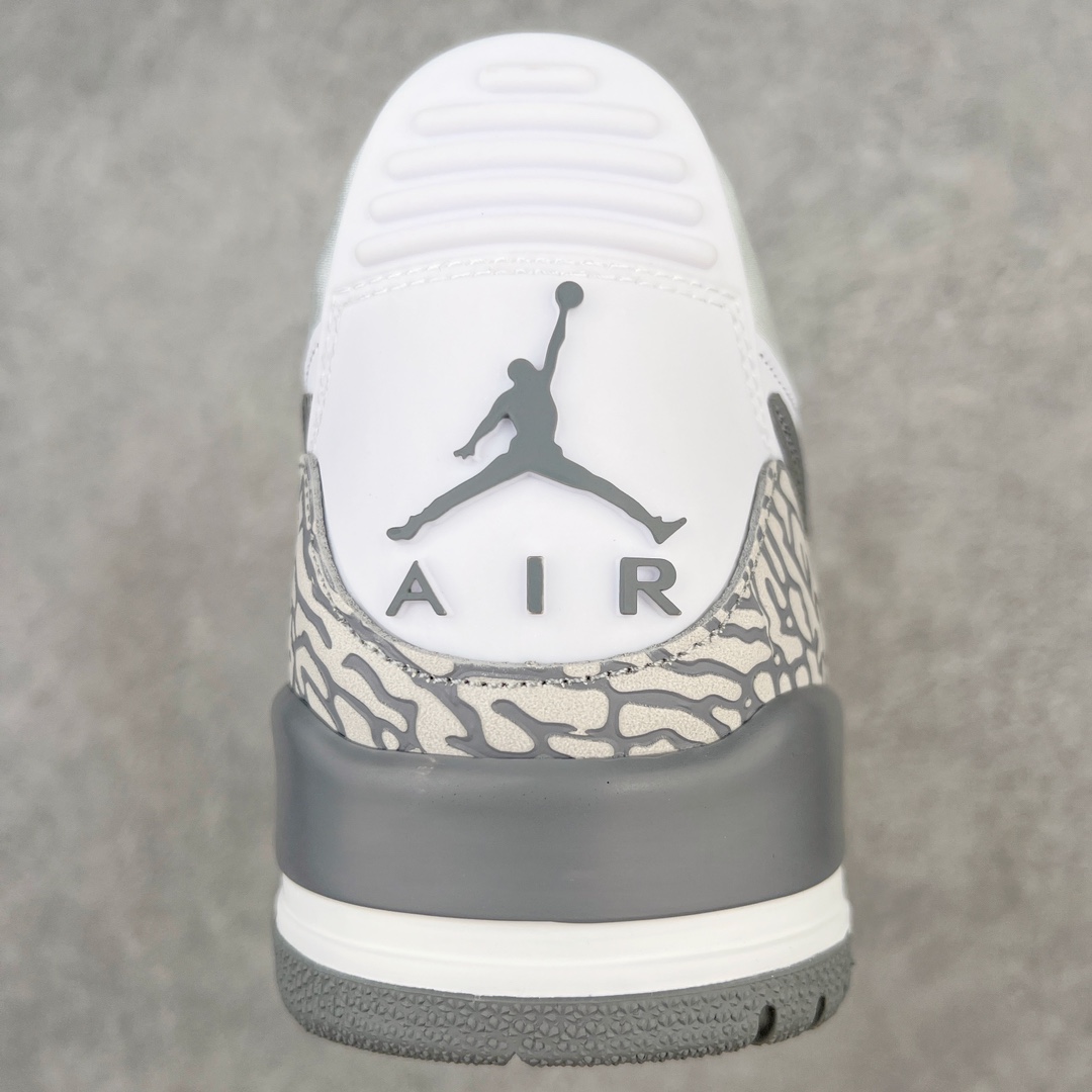 图片[8]-💰220 ＃KZ神版 Air Jordan Legacy AJ312 Low 低帮复古篮球鞋 白灰 FV8115-101 市场最强独一档产物 全套原纸板楦头开发 原厂大底磨具加持立体防滑纹理 原档数据后跟TPU子母扣魔术贴 原装可视Air Sole气垫 原汁原味最完美的312代版型 唯一正确鞋头趴度弧度高度鞋身腰线 进口港宝加持 后跟自然饱满 全鞋荧光划线卡点 追求极致完美 每一双都是工艺品 多重QC质检 超越公司货的品控标准 实实在在的免检产品 鞋身采用了皮革材质打造 横跨鞋面的魔术贴十分吸睛 侧面的Swoosh Logo的一部分被鞋面遮挡了一部分 颇具玩味 魔术贴上标有NK标识 而鞋舌上是Jordan的经典红色飞翼Logo 后跟和鞋底均采用了AJ3的设计 后跟上同样也使用了经典的爆裂纹图案 SIZE：36 36.5 37.5 38 38.5 39 40 40.5 41 42 42.5 43 44 44.5 45 46 47.5 编码：by2936090-运动鞋