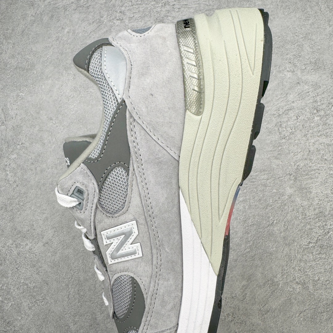 图片[7]-💰240 ＃M纯原 New Balance M992GR 新百伦NB992总统复古慢跑鞋 元祖灰 正确3M反光细节 原楦原纸版开发 正确6层组合底模精密开发 后跟透明TPU水晶装饰条稳固 沿用了引以为傲的跑鞋手工技艺 采用猪皮绒面并包裹局部透气网面的鞋身设计 菱网鞋舌上刻有New Balance USA 鞋面依旧身着经典的大热之灰 彰显了其高端的品质身份 尺码：36 37 37.5 38 38.5 39 40 40.5 41.5 42 42.5 43 44 45 46.5 编码：by3936010-运动鞋