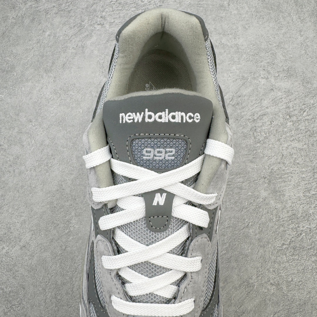 图片[5]-💰240 ＃M纯原 New Balance M992GR 新百伦NB992总统复古慢跑鞋 元祖灰 正确3M反光细节 原楦原纸版开发 正确6层组合底模精密开发 后跟透明TPU水晶装饰条稳固 沿用了引以为傲的跑鞋手工技艺 采用猪皮绒面并包裹局部透气网面的鞋身设计 菱网鞋舌上刻有New Balance USA 鞋面依旧身着经典的大热之灰 彰显了其高端的品质身份 尺码：36 37 37.5 38 38.5 39 40 40.5 41.5 42 42.5 43 44 45 46.5 编码：by3936010-运动鞋