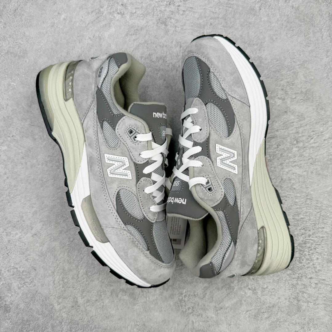 图片[3]-💰240 ＃M纯原 New Balance M992GR 新百伦NB992总统复古慢跑鞋 元祖灰 正确3M反光细节 原楦原纸版开发 正确6层组合底模精密开发 后跟透明TPU水晶装饰条稳固 沿用了引以为傲的跑鞋手工技艺 采用猪皮绒面并包裹局部透气网面的鞋身设计 菱网鞋舌上刻有New Balance USA 鞋面依旧身着经典的大热之灰 彰显了其高端的品质身份 尺码：36 37 37.5 38 38.5 39 40 40.5 41.5 42 42.5 43 44 45 46.5 编码：by3936010-运动鞋