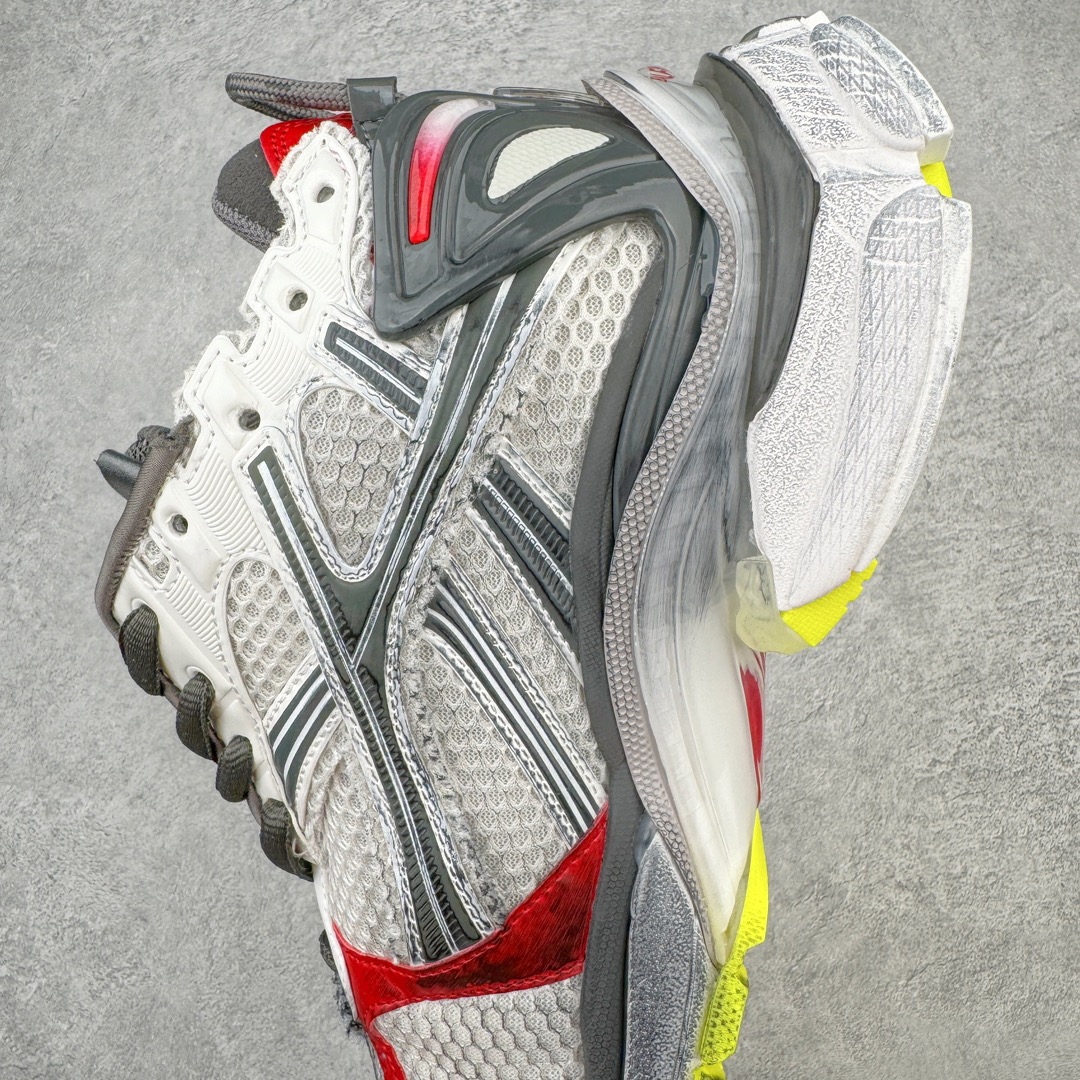 图片[7]-💰460 ＃VG零售版 BALENCIAGA Runner Sneaker 巴黎世家七代慢跑系列低帮复古野跑潮流运动鞋老爹鞋 尼龙和网布材质 磨损效果 鞋头边缘印有尺码 背面浮印尺码 外侧印有跑者徽标 鞋舌刺绣 Balenciaga 品牌标识 鞋跟背面 Balenciaga品牌标识 材质采用65%聚氨酯、35%聚酯纤维 全新 Runner 鞋型轮廓借鉴于 2000 年初的复古线条 搭载大网眼面料制成鞋面基础，由粉色、白色尼龍与橡胶质地覆盖鞋面诠释线条感 当中透过几道手缝线与折损痕更是精准的掌握历经时间淬炼的破旧痕迹 延续其手法至鞋领、鞋跟、鞋带、中底等部分均饰有破损及脏污之貌 尤其是鞋领处与鞋带孔眼条更是采用不规则做旧技术将内容物泡棉随机露出 尺码：35 36 37 38 39 40 41 42 43 44 45 46 编码：by5936030-运动鞋