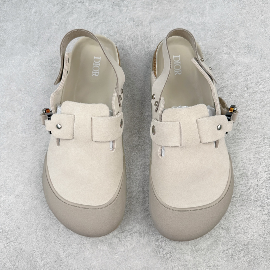 图片[2]-零售💰210 ＃DG纯原福利‼Dior x Birkenstock Arizona 迪奥联名勃肯皮革绒面双扣时尚凉鞋 牛皮绒面革质地柔软 搭配可调节鞋扣提升穿着舒适度 人体工学设计分散脚部压力 保护脚踝 软木乳胶鞋床具有一定的收缩性 长时间穿着后能贴合脚型 EVA鞋底回弹性和抗张性力高 具有良好的防震、缓冲性  四季皆宜 柔软的鞋床采用额外的泡沫缓冲层 提供额外的舒适感和全天支撑 全网独家首发 源于德国的严谨工艺 牛巴戎面 中层松木 EVA 三层组合大底 优质牛皮面料五金扣 出口订单 尺码：35-45 编码：by2936010-运动鞋