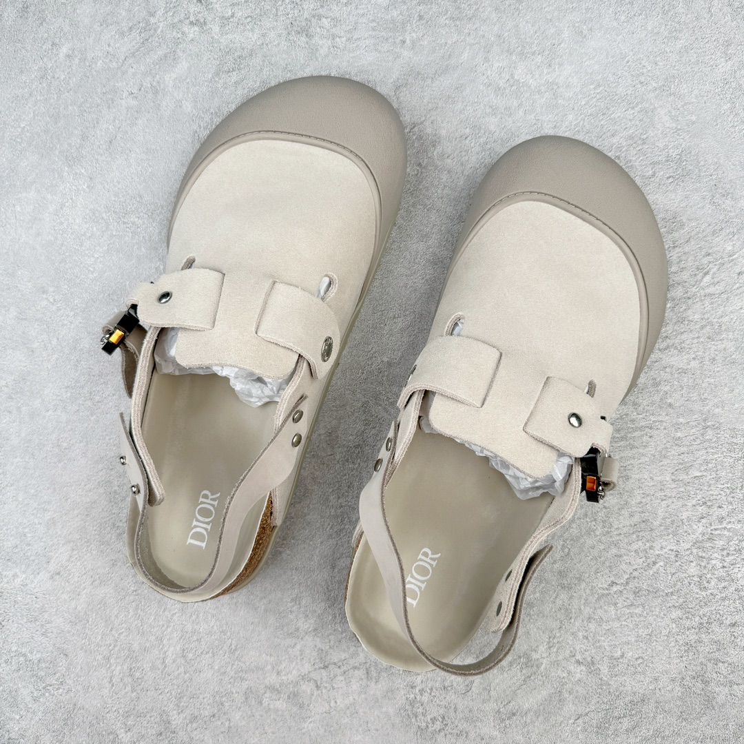 图片[3]-零售💰210 ＃DG纯原福利‼Dior x Birkenstock Arizona 迪奥联名勃肯皮革绒面双扣时尚凉鞋 牛皮绒面革质地柔软 搭配可调节鞋扣提升穿着舒适度 人体工学设计分散脚部压力 保护脚踝 软木乳胶鞋床具有一定的收缩性 长时间穿着后能贴合脚型 EVA鞋底回弹性和抗张性力高 具有良好的防震、缓冲性  四季皆宜 柔软的鞋床采用额外的泡沫缓冲层 提供额外的舒适感和全天支撑 全网独家首发 源于德国的严谨工艺 牛巴戎面 中层松木 EVA 三层组合大底 优质牛皮面料五金扣 出口订单 尺码：35-45 编码：by2936010-运动鞋