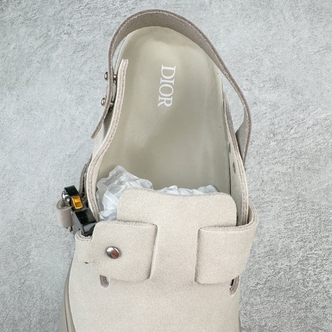 图片[5]-零售💰210 ＃DG纯原福利‼Dior x Birkenstock Arizona 迪奥联名勃肯皮革绒面双扣时尚凉鞋 牛皮绒面革质地柔软 搭配可调节鞋扣提升穿着舒适度 人体工学设计分散脚部压力 保护脚踝 软木乳胶鞋床具有一定的收缩性 长时间穿着后能贴合脚型 EVA鞋底回弹性和抗张性力高 具有良好的防震、缓冲性  四季皆宜 柔软的鞋床采用额外的泡沫缓冲层 提供额外的舒适感和全天支撑 全网独家首发 源于德国的严谨工艺 牛巴戎面 中层松木 EVA 三层组合大底 优质牛皮面料五金扣 出口订单 尺码：35-45 编码：by2936010-运动鞋