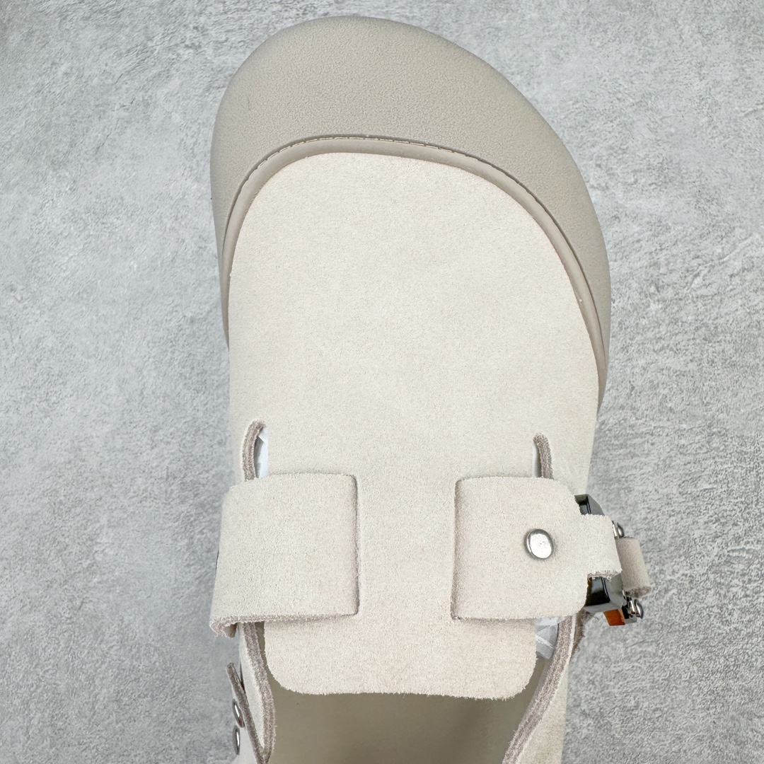 图片[4]-零售💰210 ＃DG纯原福利‼Dior x Birkenstock Arizona 迪奥联名勃肯皮革绒面双扣时尚凉鞋 牛皮绒面革质地柔软 搭配可调节鞋扣提升穿着舒适度 人体工学设计分散脚部压力 保护脚踝 软木乳胶鞋床具有一定的收缩性 长时间穿着后能贴合脚型 EVA鞋底回弹性和抗张性力高 具有良好的防震、缓冲性  四季皆宜 柔软的鞋床采用额外的泡沫缓冲层 提供额外的舒适感和全天支撑 全网独家首发 源于德国的严谨工艺 牛巴戎面 中层松木 EVA 三层组合大底 优质牛皮面料五金扣 出口订单 尺码：35-45 编码：by2936010-运动鞋