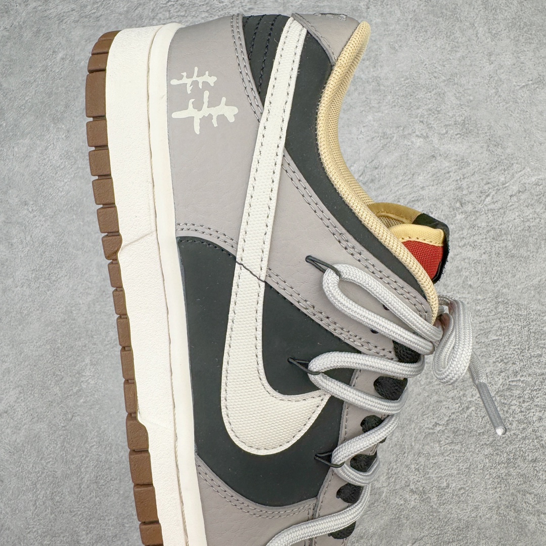 图片[6]-＃YC纯原福利 NK Dunk Low 休眠火山 火山灰 DR9704-200 定制系列天花板 无原鞋不开发 全系列得物原鞋一比一校对开发 配色持续更新中 终端对接 优势输出 全套原厂楦头原纸板数据档案倾力打造 原汁原味莞产 极致还原 圈内最强针车工艺 高端零售指定版 广东原厂配套原盒原标 鞋盒分三个尺码段 原厂冲刀 超高清洁度 全鞋零毛边皮料切割 采用原厂百宏鞋带以及原厂百宏织唛舌标 内标可供原厂几率过验 进口原装条纹中底布 四线拉帮白色点胶 原厂拉帮手法遵循公司 原厂电绣 极致还原 尺码：35.5 36 36.5 37.5 38 38.5 39 40 40.5 41 42 42.5 43 44 44.5 45 46 47.5-选品中心