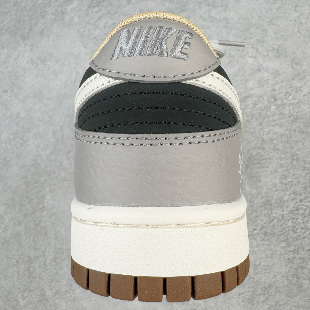 图片[8]-＃YC纯原福利 NK Dunk Low 休眠火山 火山灰 DR9704-200 定制系列天花板 无原鞋不开发 全系列得物原鞋一比一校对开发 配色持续更新中 终端对接 优势输出 全套原厂楦头原纸板数据档案倾力打造 原汁原味莞产 极致还原 圈内最强针车工艺 高端零售指定版 广东原厂配套原盒原标 鞋盒分三个尺码段 原厂冲刀 超高清洁度 全鞋零毛边皮料切割 采用原厂百宏鞋带以及原厂百宏织唛舌标 内标可供原厂几率过验 进口原装条纹中底布 四线拉帮白色点胶 原厂拉帮手法遵循公司 原厂电绣 极致还原 尺码：35.5 36 36.5 37.5 38 38.5 39 40 40.5 41 42 42.5 43 44 44.5 45 46 47.5-选品中心