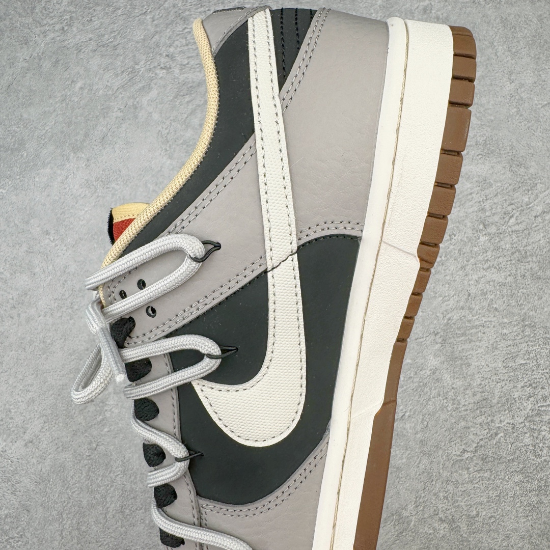 图片[7]-＃YC纯原福利 NK Dunk Low 休眠火山 火山灰 DR9704-200 定制系列天花板 无原鞋不开发 全系列得物原鞋一比一校对开发 配色持续更新中 终端对接 优势输出 全套原厂楦头原纸板数据档案倾力打造 原汁原味莞产 极致还原 圈内最强针车工艺 高端零售指定版 广东原厂配套原盒原标 鞋盒分三个尺码段 原厂冲刀 超高清洁度 全鞋零毛边皮料切割 采用原厂百宏鞋带以及原厂百宏织唛舌标 内标可供原厂几率过验 进口原装条纹中底布 四线拉帮白色点胶 原厂拉帮手法遵循公司 原厂电绣 极致还原 尺码：35.5 36 36.5 37.5 38 38.5 39 40 40.5 41 42 42.5 43 44 44.5 45 46 47.5-选品中心