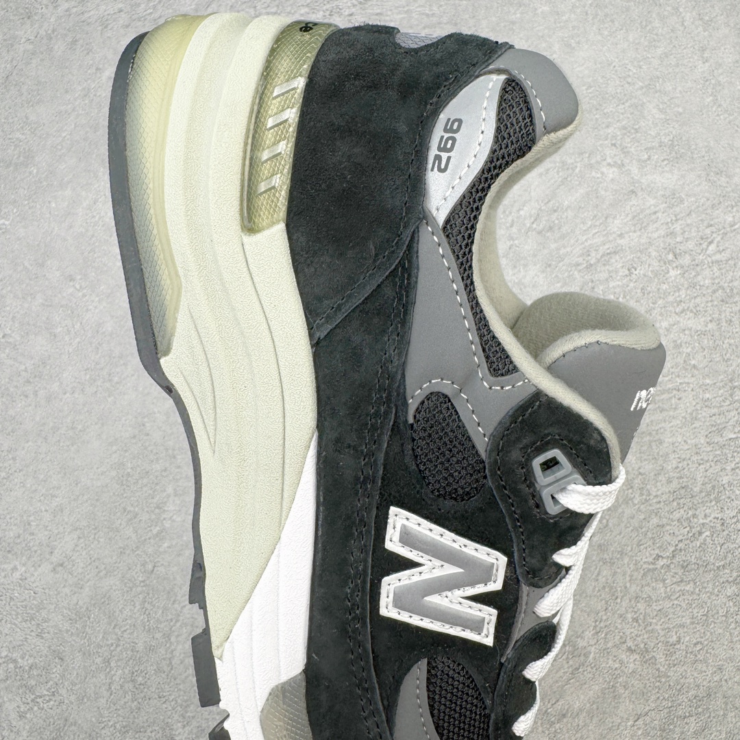 图片[6]-💰240 ＃M纯原 New Balance M992EB 新百伦NB992总统复古慢跑鞋 黑色 正确3M反光细节 原楦原纸版开发 正确6层组合底模精密开发 后跟透明TPU水晶装饰条稳固 沿用了引以为傲的跑鞋手工技艺 采用猪皮绒面并包裹局部透气网面的鞋身设计 菱网鞋舌上刻有New Balance USA 鞋面依旧身着经典的大热之灰 彰显了其高端的品质身份 尺码：36 37 37.5 38 38.5 39 40 40.5 41.5 42 42.5 43 44 45 46.5 编码：by3936010-运动鞋