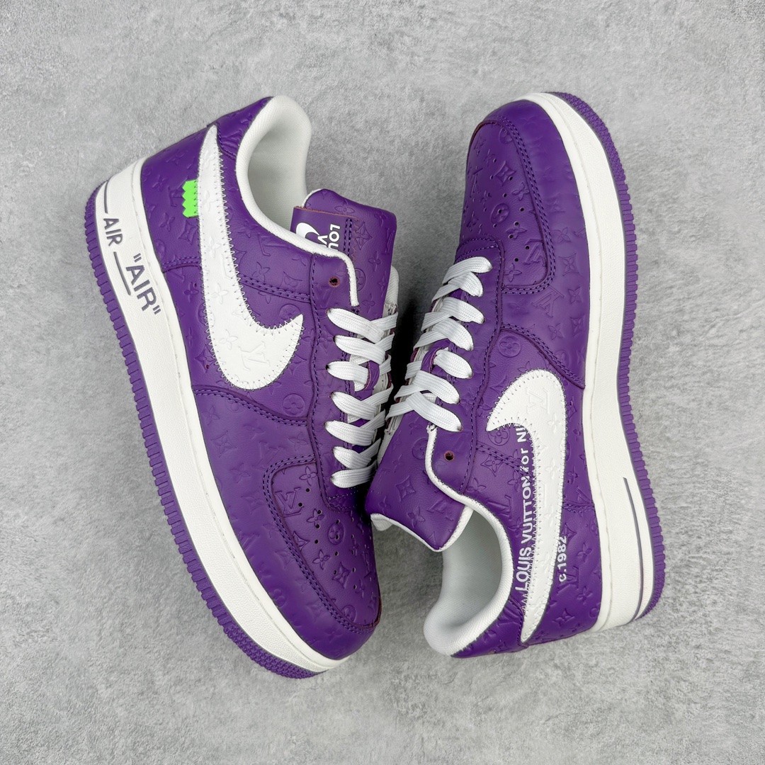 图片[3]-💰130 ＃yh纯原福利‼Louis Vuitton x NK Air Force 1 联名款 空军一号低帮休闲运动板鞋 毫无疑问 今年的鞋王非 LV x Air Force1 莫属 LV 的强强联名 再加上是 Virgil Abloh 联名鞋款的绝唱系列 让鞋头们又多了一个不得不买的理由 苏富比在官方 ins 账号上发布了 LV x Nike Air Force 1 第一波发售信息，会以线上拍卖的形式在苏富比网站上进行发售 限量200双 尺码从 US5到 US18 每双鞋的起拍价为2,000美元 预估价在5,000-15,000美元 拍卖所得收益将全数捐赠给 Virgil Abloh 创立的「Post-Modern」奖学金基金 拍卖时间从1月26日进行到2月8日 发售的第一双是最具代表性的小牛皮 LV 老花款式 它集合了 LV 与 Virgil 最经典的设计 鞋身拼接了 LV 两大经典 monogram 印花和 damier 棋盘格元素 侧面、鞋带上的“AIR”“LACET”字样是 Virgil 的招牌设计 白色中底搭配 LV 经典棕色 尽显奢华魅力 此次拍卖还会附带特别版皮质鞋盒 通体一身的橘色鞋盒印满了 LV monogram 老花 顶部搭配了白色锁扣以及 Swoosh 吊饰 日常还可以当作旅行箱使用 SIZE：35.5 36 36.5 37.5 38 38.5 39 40 40.5 41 42 42.5 43 44 44.5 45 46 47.5 48.5 编码：by2936000-莆田鞋批发中心