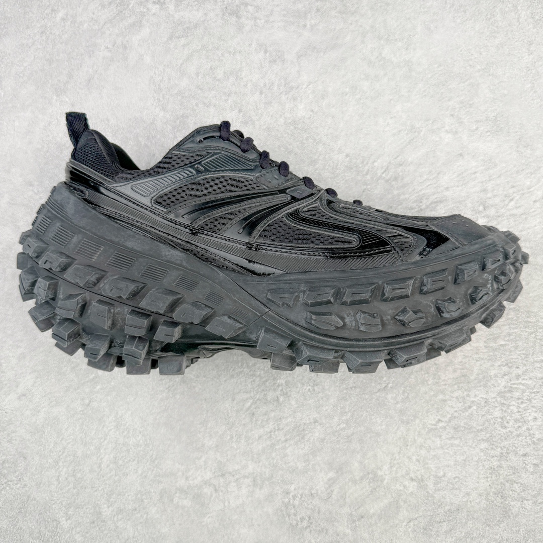 ＃XA BALENCIAGA Defender Rubber Platform Sneakers 巴黎世家卫士系列低帮坦克履带轮胎鞋型越野户外增高厚底休闲运动慢跑鞋 男女鞋原楦原纸版开发版型 原版一致配件防尘袋及附送鞋带 1：1比例克重 全掌PU乳胶鞋垫及外观轻度磨损做旧效果 全新开发4层组合夸张轮胎花纹鞋底底部 • 不含皮革• 尼龙和网布材质• 磨损效果 • 夸张轮胎花纹鞋底 • 15毫米足弓 • 鞋舌凹印 Balenciaga 品牌标识 • 鞋头边缘和后帮凹印 Balenciaga 徽标和尺码 • 后帮拉袢 • 中国制造 • 用软布擦拭 材质：60%聚氨酯、28%聚酯纤维、12%尼龙 凭藉特殊外型风靡奢华运动鞋领域的 Balenciaga 在设计总监 Demna Gvasalia的职掌下 不乏吸睛作品 从 Triple S、Track 系列 到 X-Pander以及 Crocs 联名系列 今番再发布引人注目的鞋履 带来最新运动鞋款「Defender」该鞋款于 2022 春夏时装秀上首次曝光 在经典运动鞋基础上加以改造 利用坚固轮胎状单元打造具侵略性的巨大鞋底 立体凸起包覆四周 狂野外型堪称鞋界战车 透过材质比例的拿捏和单纯的用色 在鞋面采用相对柔和的设计 衬出鞋款亮点 偏大一码尺码：35/46-选品中心