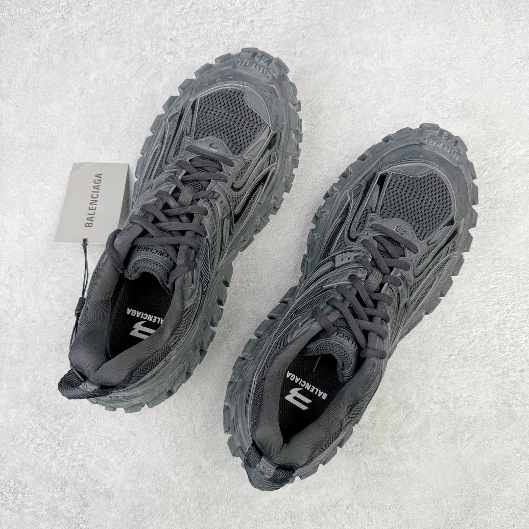 图片[3]-＃XA BALENCIAGA Defender Rubber Platform Sneakers 巴黎世家卫士系列低帮坦克履带轮胎鞋型越野户外增高厚底休闲运动慢跑鞋 男女鞋原楦原纸版开发版型 原版一致配件防尘袋及附送鞋带 1：1比例克重 全掌PU乳胶鞋垫及外观轻度磨损做旧效果 全新开发4层组合夸张轮胎花纹鞋底底部 • 不含皮革• 尼龙和网布材质• 磨损效果 • 夸张轮胎花纹鞋底 • 15毫米足弓 • 鞋舌凹印 Balenciaga 品牌标识 • 鞋头边缘和后帮凹印 Balenciaga 徽标和尺码 • 后帮拉袢 • 中国制造 • 用软布擦拭 材质：60%聚氨酯、28%聚酯纤维、12%尼龙 凭藉特殊外型风靡奢华运动鞋领域的 Balenciaga 在设计总监 Demna Gvasalia的职掌下 不乏吸睛作品 从 Triple S、Track 系列 到 X-Pander以及 Crocs 联名系列 今番再发布引人注目的鞋履 带来最新运动鞋款「Defender」该鞋款于 2022 春夏时装秀上首次曝光 在经典运动鞋基础上加以改造 利用坚固轮胎状单元打造具侵略性的巨大鞋底 立体凸起包覆四周 狂野外型堪称鞋界战车 透过材质比例的拿捏和单纯的用色 在鞋面采用相对柔和的设计 衬出鞋款亮点 偏大一码尺码：35/46-选品中心