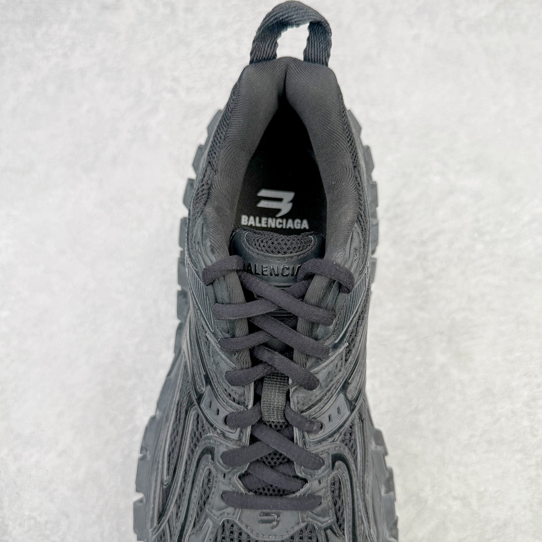 图片[5]-＃XA BALENCIAGA Defender Rubber Platform Sneakers 巴黎世家卫士系列低帮坦克履带轮胎鞋型越野户外增高厚底休闲运动慢跑鞋 男女鞋原楦原纸版开发版型 原版一致配件防尘袋及附送鞋带 1：1比例克重 全掌PU乳胶鞋垫及外观轻度磨损做旧效果 全新开发4层组合夸张轮胎花纹鞋底底部 • 不含皮革• 尼龙和网布材质• 磨损效果 • 夸张轮胎花纹鞋底 • 15毫米足弓 • 鞋舌凹印 Balenciaga 品牌标识 • 鞋头边缘和后帮凹印 Balenciaga 徽标和尺码 • 后帮拉袢 • 中国制造 • 用软布擦拭 材质：60%聚氨酯、28%聚酯纤维、12%尼龙 凭藉特殊外型风靡奢华运动鞋领域的 Balenciaga 在设计总监 Demna Gvasalia的职掌下 不乏吸睛作品 从 Triple S、Track 系列 到 X-Pander以及 Crocs 联名系列 今番再发布引人注目的鞋履 带来最新运动鞋款「Defender」该鞋款于 2022 春夏时装秀上首次曝光 在经典运动鞋基础上加以改造 利用坚固轮胎状单元打造具侵略性的巨大鞋底 立体凸起包覆四周 狂野外型堪称鞋界战车 透过材质比例的拿捏和单纯的用色 在鞋面采用相对柔和的设计 衬出鞋款亮点 偏大一码尺码：35/46-选品中心
