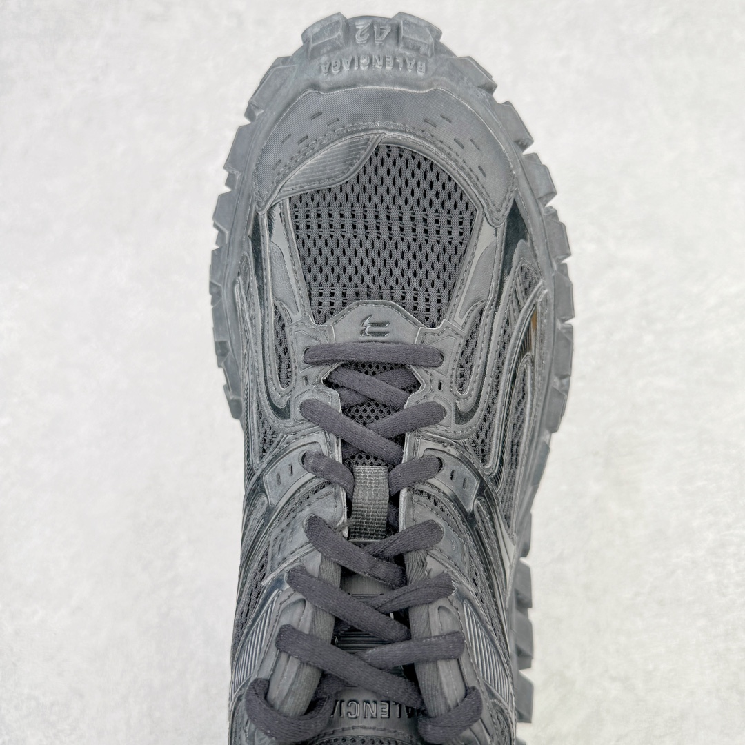 图片[4]-＃XA BALENCIAGA Defender Rubber Platform Sneakers 巴黎世家卫士系列低帮坦克履带轮胎鞋型越野户外增高厚底休闲运动慢跑鞋 男女鞋原楦原纸版开发版型 原版一致配件防尘袋及附送鞋带 1：1比例克重 全掌PU乳胶鞋垫及外观轻度磨损做旧效果 全新开发4层组合夸张轮胎花纹鞋底底部 • 不含皮革• 尼龙和网布材质• 磨损效果 • 夸张轮胎花纹鞋底 • 15毫米足弓 • 鞋舌凹印 Balenciaga 品牌标识 • 鞋头边缘和后帮凹印 Balenciaga 徽标和尺码 • 后帮拉袢 • 中国制造 • 用软布擦拭 材质：60%聚氨酯、28%聚酯纤维、12%尼龙 凭藉特殊外型风靡奢华运动鞋领域的 Balenciaga 在设计总监 Demna Gvasalia的职掌下 不乏吸睛作品 从 Triple S、Track 系列 到 X-Pander以及 Crocs 联名系列 今番再发布引人注目的鞋履 带来最新运动鞋款「Defender」该鞋款于 2022 春夏时装秀上首次曝光 在经典运动鞋基础上加以改造 利用坚固轮胎状单元打造具侵略性的巨大鞋底 立体凸起包覆四周 狂野外型堪称鞋界战车 透过材质比例的拿捏和单纯的用色 在鞋面采用相对柔和的设计 衬出鞋款亮点 偏大一码尺码：35/46-选品中心