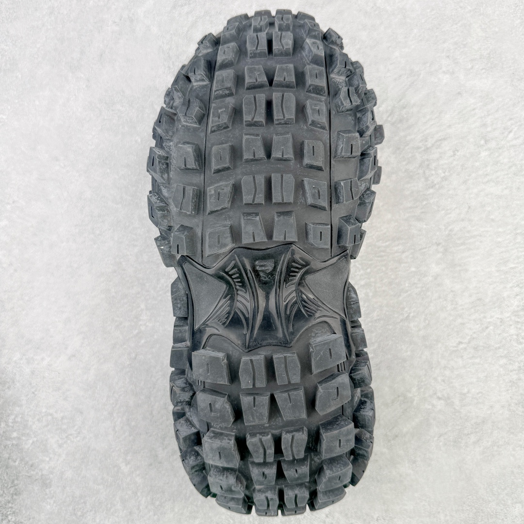 图片[9]-＃XA BALENCIAGA Defender Rubber Platform Sneakers 巴黎世家卫士系列低帮坦克履带轮胎鞋型越野户外增高厚底休闲运动慢跑鞋 男女鞋原楦原纸版开发版型 原版一致配件防尘袋及附送鞋带 1：1比例克重 全掌PU乳胶鞋垫及外观轻度磨损做旧效果 全新开发4层组合夸张轮胎花纹鞋底底部 • 不含皮革• 尼龙和网布材质• 磨损效果 • 夸张轮胎花纹鞋底 • 15毫米足弓 • 鞋舌凹印 Balenciaga 品牌标识 • 鞋头边缘和后帮凹印 Balenciaga 徽标和尺码 • 后帮拉袢 • 中国制造 • 用软布擦拭 材质：60%聚氨酯、28%聚酯纤维、12%尼龙 凭藉特殊外型风靡奢华运动鞋领域的 Balenciaga 在设计总监 Demna Gvasalia的职掌下 不乏吸睛作品 从 Triple S、Track 系列 到 X-Pander以及 Crocs 联名系列 今番再发布引人注目的鞋履 带来最新运动鞋款「Defender」该鞋款于 2022 春夏时装秀上首次曝光 在经典运动鞋基础上加以改造 利用坚固轮胎状单元打造具侵略性的巨大鞋底 立体凸起包覆四周 狂野外型堪称鞋界战车 透过材质比例的拿捏和单纯的用色 在鞋面采用相对柔和的设计 衬出鞋款亮点 偏大一码尺码：35/46-选品中心