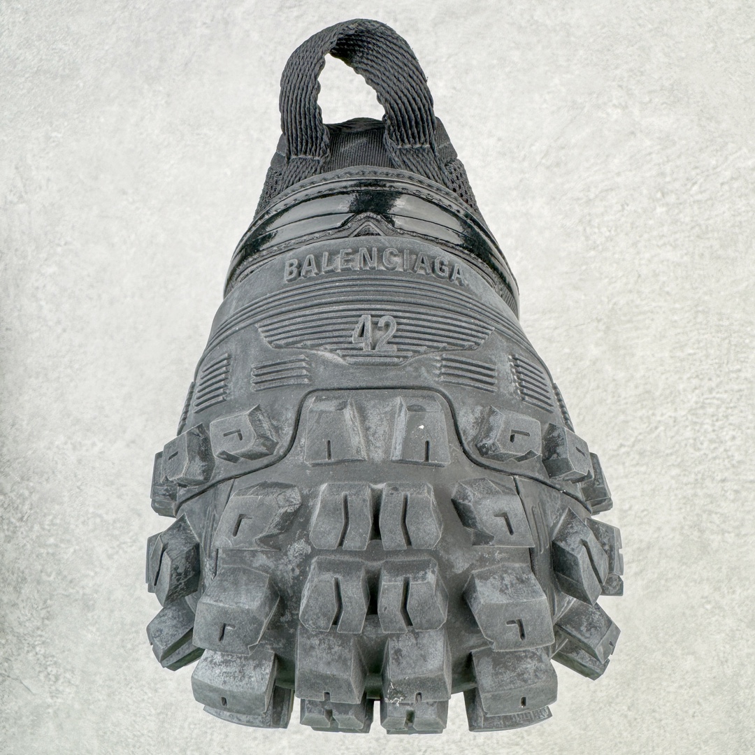 图片[8]-＃XA BALENCIAGA Defender Rubber Platform Sneakers 巴黎世家卫士系列低帮坦克履带轮胎鞋型越野户外增高厚底休闲运动慢跑鞋 男女鞋原楦原纸版开发版型 原版一致配件防尘袋及附送鞋带 1：1比例克重 全掌PU乳胶鞋垫及外观轻度磨损做旧效果 全新开发4层组合夸张轮胎花纹鞋底底部 • 不含皮革• 尼龙和网布材质• 磨损效果 • 夸张轮胎花纹鞋底 • 15毫米足弓 • 鞋舌凹印 Balenciaga 品牌标识 • 鞋头边缘和后帮凹印 Balenciaga 徽标和尺码 • 后帮拉袢 • 中国制造 • 用软布擦拭 材质：60%聚氨酯、28%聚酯纤维、12%尼龙 凭藉特殊外型风靡奢华运动鞋领域的 Balenciaga 在设计总监 Demna Gvasalia的职掌下 不乏吸睛作品 从 Triple S、Track 系列 到 X-Pander以及 Crocs 联名系列 今番再发布引人注目的鞋履 带来最新运动鞋款「Defender」该鞋款于 2022 春夏时装秀上首次曝光 在经典运动鞋基础上加以改造 利用坚固轮胎状单元打造具侵略性的巨大鞋底 立体凸起包覆四周 狂野外型堪称鞋界战车 透过材质比例的拿捏和单纯的用色 在鞋面采用相对柔和的设计 衬出鞋款亮点 偏大一码尺码：35/46-选品中心