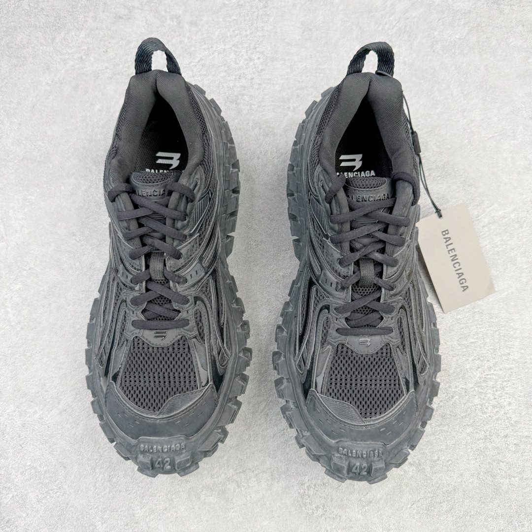 图片[2]-＃XA BALENCIAGA Defender Rubber Platform Sneakers 巴黎世家卫士系列低帮坦克履带轮胎鞋型越野户外增高厚底休闲运动慢跑鞋 男女鞋原楦原纸版开发版型 原版一致配件防尘袋及附送鞋带 1：1比例克重 全掌PU乳胶鞋垫及外观轻度磨损做旧效果 全新开发4层组合夸张轮胎花纹鞋底底部 • 不含皮革• 尼龙和网布材质• 磨损效果 • 夸张轮胎花纹鞋底 • 15毫米足弓 • 鞋舌凹印 Balenciaga 品牌标识 • 鞋头边缘和后帮凹印 Balenciaga 徽标和尺码 • 后帮拉袢 • 中国制造 • 用软布擦拭 材质：60%聚氨酯、28%聚酯纤维、12%尼龙 凭藉特殊外型风靡奢华运动鞋领域的 Balenciaga 在设计总监 Demna Gvasalia的职掌下 不乏吸睛作品 从 Triple S、Track 系列 到 X-Pander以及 Crocs 联名系列 今番再发布引人注目的鞋履 带来最新运动鞋款「Defender」该鞋款于 2022 春夏时装秀上首次曝光 在经典运动鞋基础上加以改造 利用坚固轮胎状单元打造具侵略性的巨大鞋底 立体凸起包覆四周 狂野外型堪称鞋界战车 透过材质比例的拿捏和单纯的用色 在鞋面采用相对柔和的设计 衬出鞋款亮点 偏大一码尺码：35/46-选品中心