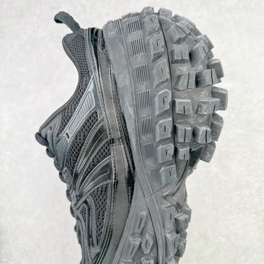 图片[7]-＃XA BALENCIAGA Defender Rubber Platform Sneakers 巴黎世家卫士系列低帮坦克履带轮胎鞋型越野户外增高厚底休闲运动慢跑鞋 男女鞋原楦原纸版开发版型 原版一致配件防尘袋及附送鞋带 1：1比例克重 全掌PU乳胶鞋垫及外观轻度磨损做旧效果 全新开发4层组合夸张轮胎花纹鞋底底部 • 不含皮革• 尼龙和网布材质• 磨损效果 • 夸张轮胎花纹鞋底 • 15毫米足弓 • 鞋舌凹印 Balenciaga 品牌标识 • 鞋头边缘和后帮凹印 Balenciaga 徽标和尺码 • 后帮拉袢 • 中国制造 • 用软布擦拭 材质：60%聚氨酯、28%聚酯纤维、12%尼龙 凭藉特殊外型风靡奢华运动鞋领域的 Balenciaga 在设计总监 Demna Gvasalia的职掌下 不乏吸睛作品 从 Triple S、Track 系列 到 X-Pander以及 Crocs 联名系列 今番再发布引人注目的鞋履 带来最新运动鞋款「Defender」该鞋款于 2022 春夏时装秀上首次曝光 在经典运动鞋基础上加以改造 利用坚固轮胎状单元打造具侵略性的巨大鞋底 立体凸起包覆四周 狂野外型堪称鞋界战车 透过材质比例的拿捏和单纯的用色 在鞋面采用相对柔和的设计 衬出鞋款亮点 偏大一码尺码：35/46-选品中心
