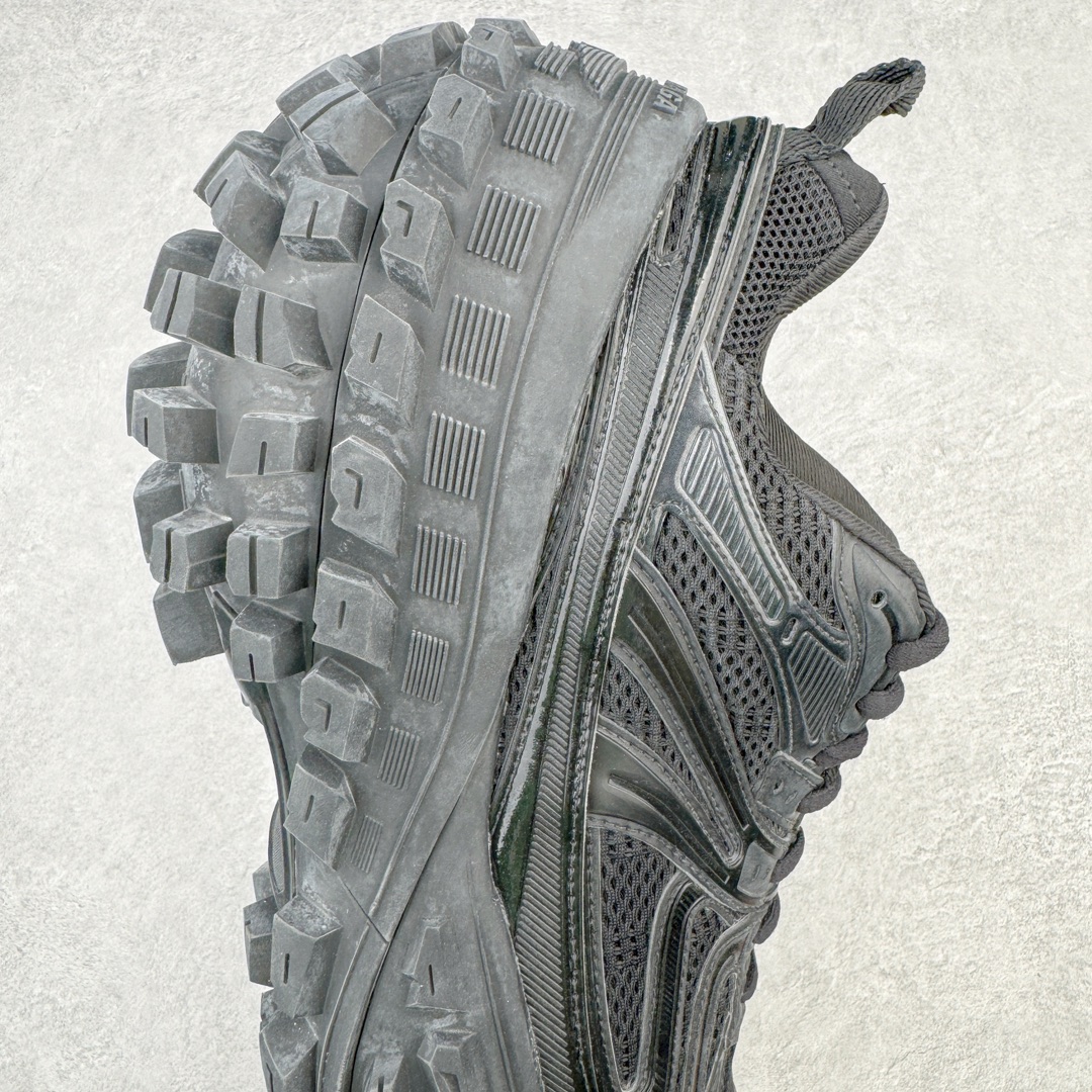 图片[6]-＃XA BALENCIAGA Defender Rubber Platform Sneakers 巴黎世家卫士系列低帮坦克履带轮胎鞋型越野户外增高厚底休闲运动慢跑鞋 男女鞋原楦原纸版开发版型 原版一致配件防尘袋及附送鞋带 1：1比例克重 全掌PU乳胶鞋垫及外观轻度磨损做旧效果 全新开发4层组合夸张轮胎花纹鞋底底部 • 不含皮革• 尼龙和网布材质• 磨损效果 • 夸张轮胎花纹鞋底 • 15毫米足弓 • 鞋舌凹印 Balenciaga 品牌标识 • 鞋头边缘和后帮凹印 Balenciaga 徽标和尺码 • 后帮拉袢 • 中国制造 • 用软布擦拭 材质：60%聚氨酯、28%聚酯纤维、12%尼龙 凭藉特殊外型风靡奢华运动鞋领域的 Balenciaga 在设计总监 Demna Gvasalia的职掌下 不乏吸睛作品 从 Triple S、Track 系列 到 X-Pander以及 Crocs 联名系列 今番再发布引人注目的鞋履 带来最新运动鞋款「Defender」该鞋款于 2022 春夏时装秀上首次曝光 在经典运动鞋基础上加以改造 利用坚固轮胎状单元打造具侵略性的巨大鞋底 立体凸起包覆四周 狂野外型堪称鞋界战车 透过材质比例的拿捏和单纯的用色 在鞋面采用相对柔和的设计 衬出鞋款亮点 偏大一码尺码：35/46-选品中心