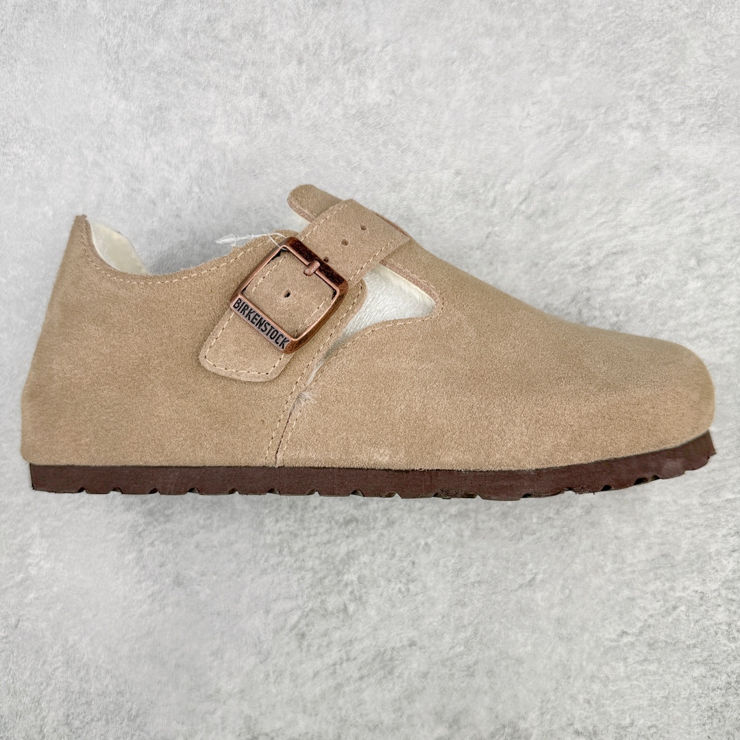 ＃DG纯原福利 Birkenstock London 系列勃肯皮革绒面双扣时尚休闲平底鞋加绒版 牛皮绒面革质地柔软 搭配可调节鞋扣提升穿着舒适度 人体工学设计分散脚部压力 保护脚踝 软木乳胶鞋床具有一定的收缩性 长时间穿着后能贴合脚型 EVA鞋底回弹性和抗张性力高 具有良好的防震、缓冲性 四季皆宜 柔软的鞋床采用额外的泡沫缓冲层 提供额外的舒适感和全天支撑 全网独家首发 源于德国的严谨工艺 牛巴戎面 中层松木 EVA 三层组合大底 优质牛皮面料五金扣 出口订单 尺码：35 39 40-选品中心