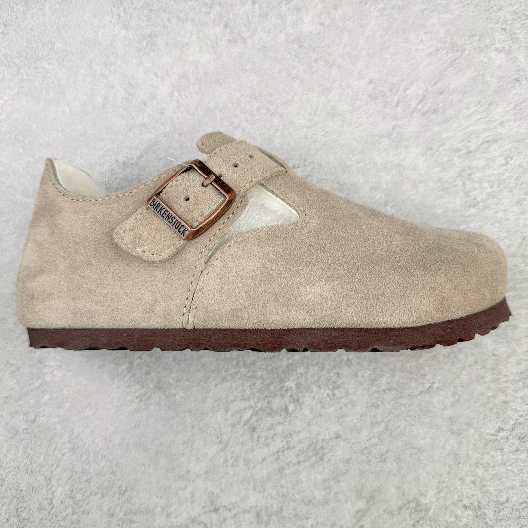 ＃DG纯原福利 Birkenstock London 系列勃肯皮革绒面双扣时尚休闲平底鞋加绒版 牛皮绒面革质地柔软 搭配可调节鞋扣提升穿着舒适度 人体工学设计分散脚部压力 保护脚踝 软木乳胶鞋床具有一定的收缩性 长时间穿着后能贴合脚型 EVA鞋底回弹性和抗张性力高 具有良好的防震、缓冲性 四季皆宜 柔软的鞋床采用额外的泡沫缓冲层 提供额外的舒适感和全天支撑 全网独家首发 源于德国的严谨工艺 牛巴戎面 中层松木 EVA 三层组合大底 优质牛皮面料五金扣 出口订单 尺码：35 36 37 39 40-选品中心