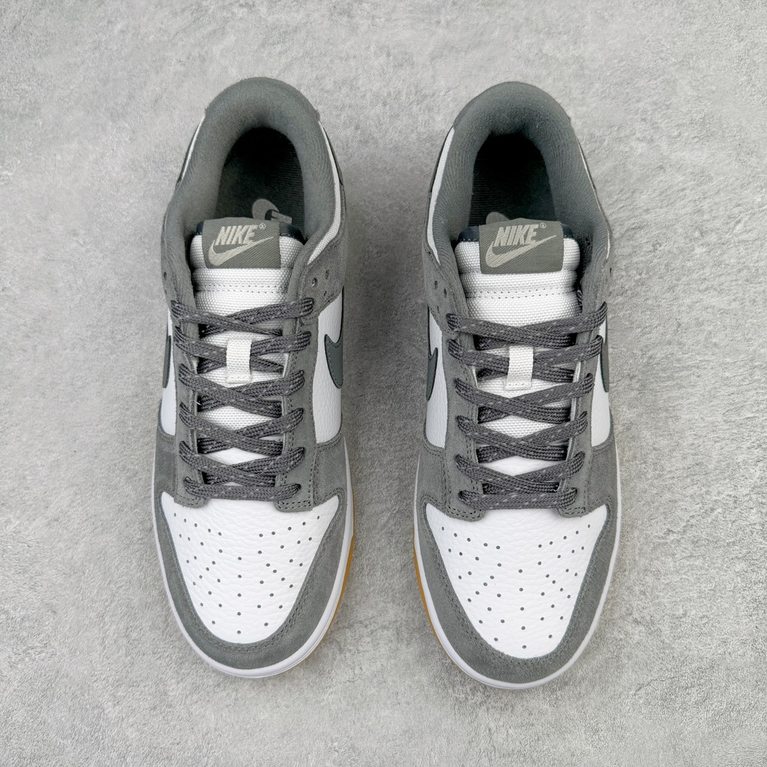 图片[2]-＃AY/GZ纯原福利 NK SB Dunk Low Pro 白灰生胶 FV0389-100 独家原厂航空铝磨具打磨大底 鞋头坡度极致还原 原盒原配 圈内天花板工艺 原厂冲刀 超高清洁度 全鞋零毛边皮料切割 全套原楦原模倾力打造完美版型 采用原厂百宏鞋带以及原厂百宏织唛舌标 内标可供原厂几率过验 原厂中底布黄色点胶 原厂中底布拉帮走线遵循公司 尺码对应库存‼️-选品中心