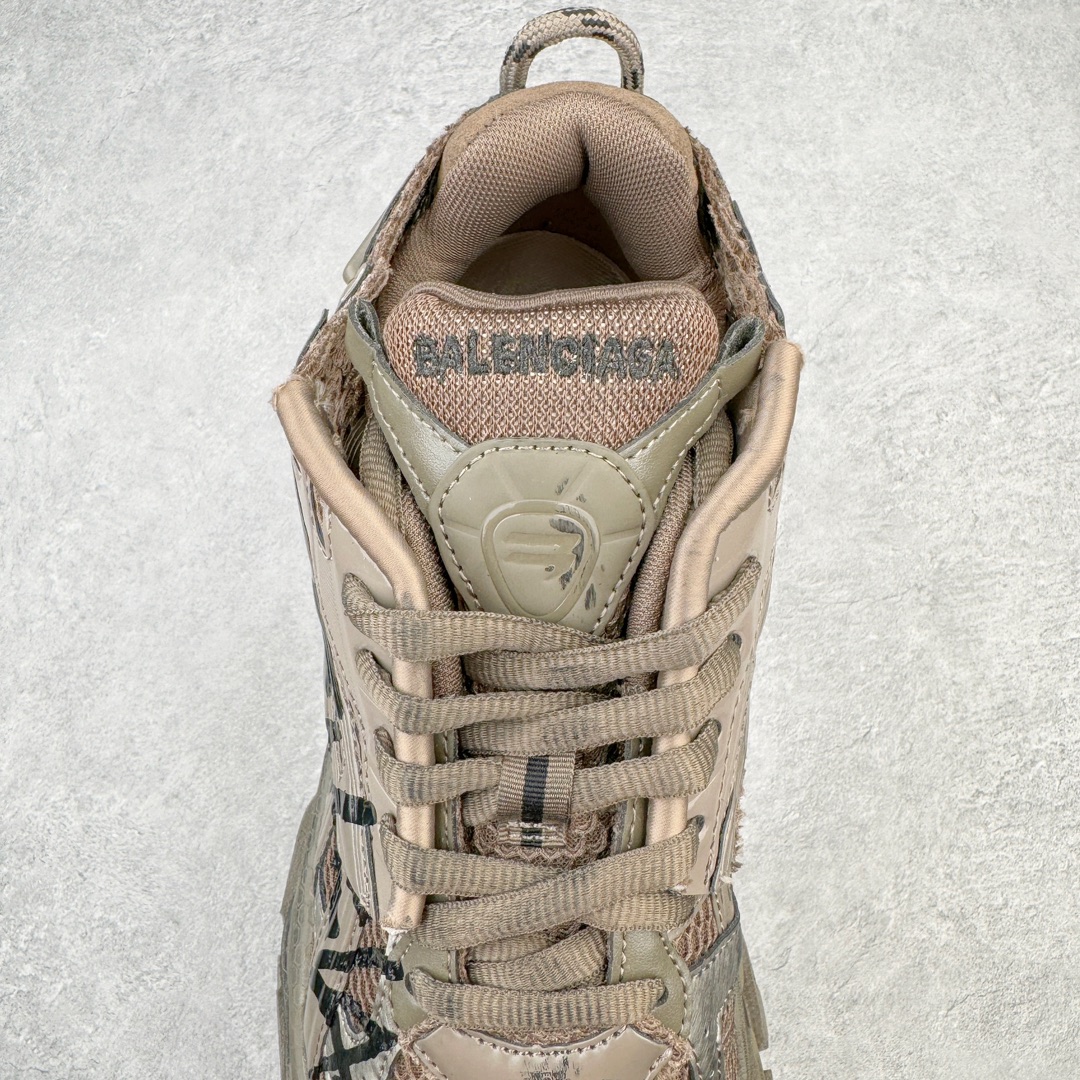 图片[5]-💰460 ＃VG零售版 BALENCIAGA Runner Sneaker 巴黎世家七代慢跑系列低帮复古野跑潮流运动鞋老爹鞋 尼龙和网布材质 磨损效果 鞋头边缘印有尺码 背面浮印尺码 外侧印有跑者徽标 鞋舌刺绣 Balenciaga 品牌标识 鞋跟背面 Balenciaga品牌标识 材质采用65%聚氨酯、35%聚酯纤维 全新 Runner 鞋型轮廓借鉴于 2000 年初的复古线条 搭载大网眼面料制成鞋面基础，由粉色、白色尼龍与橡胶质地覆盖鞋面诠释线条感 当中透过几道手缝线与折损痕更是精准的掌握历经时间淬炼的破旧痕迹 延续其手法至鞋领、鞋跟、鞋带、中底等部分均饰有破损及脏污之貌 尤其是鞋领处与鞋带孔眼条更是采用不规则做旧技术将内容物泡棉随机露出 尺码：35 36 37 38 39 40 41 42 43 44 45 46 编码：by5936030-运动鞋