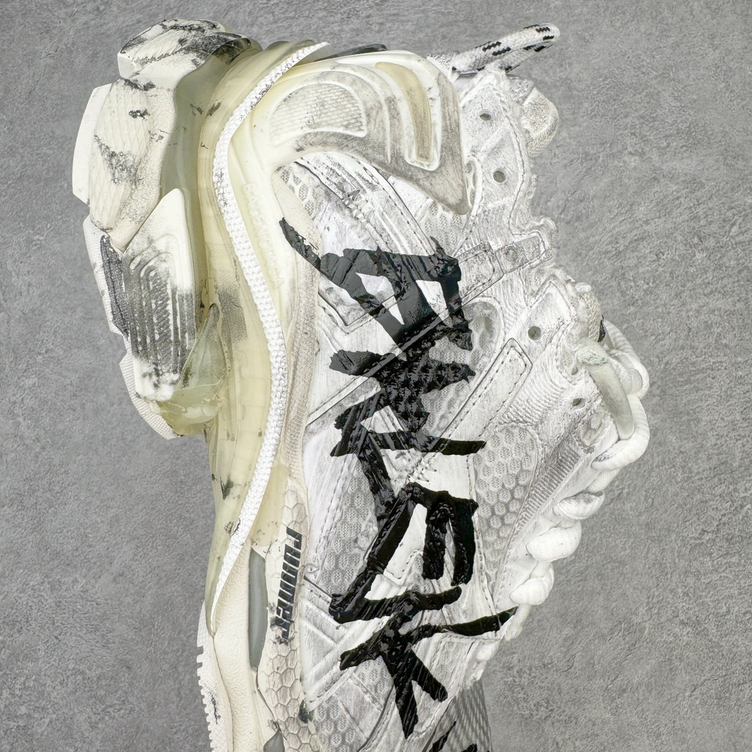 图片[6]-＃XA BALENCIAGA Runner Sneaker 巴黎世家七代慢跑系列低帮复古野跑潮流运动鞋老爹鞋 尼龙和网布材质 磨损效果 鞋头边缘印有尺码 背面浮印尺码 外侧印有跑者徽标 鞋舌刺绣 Balenciaga 品牌标识 鞋跟背面 Balenciaga品牌标识 材质采用65%聚氨酯、35%聚酯纤维 全新 Runner 鞋型轮廓借鉴于 2000 年初的复古线条 搭载大网眼面料制成鞋面基础 由粉色、白色尼龍与橡胶质地覆盖鞋面诠释线条感 当中透过几道手缝线与折损痕更是精准的掌握历经时间淬炼的破旧痕迹 延续其手法至鞋领、鞋跟、鞋带、中底等部分均饰有破损及脏污之貌 尤其是鞋领处与鞋带孔眼条更是采用不规则做旧技术将内容物泡棉随机露出 尺码：35 36 37 38 39 40 41 42 43 44 45 46-选品中心